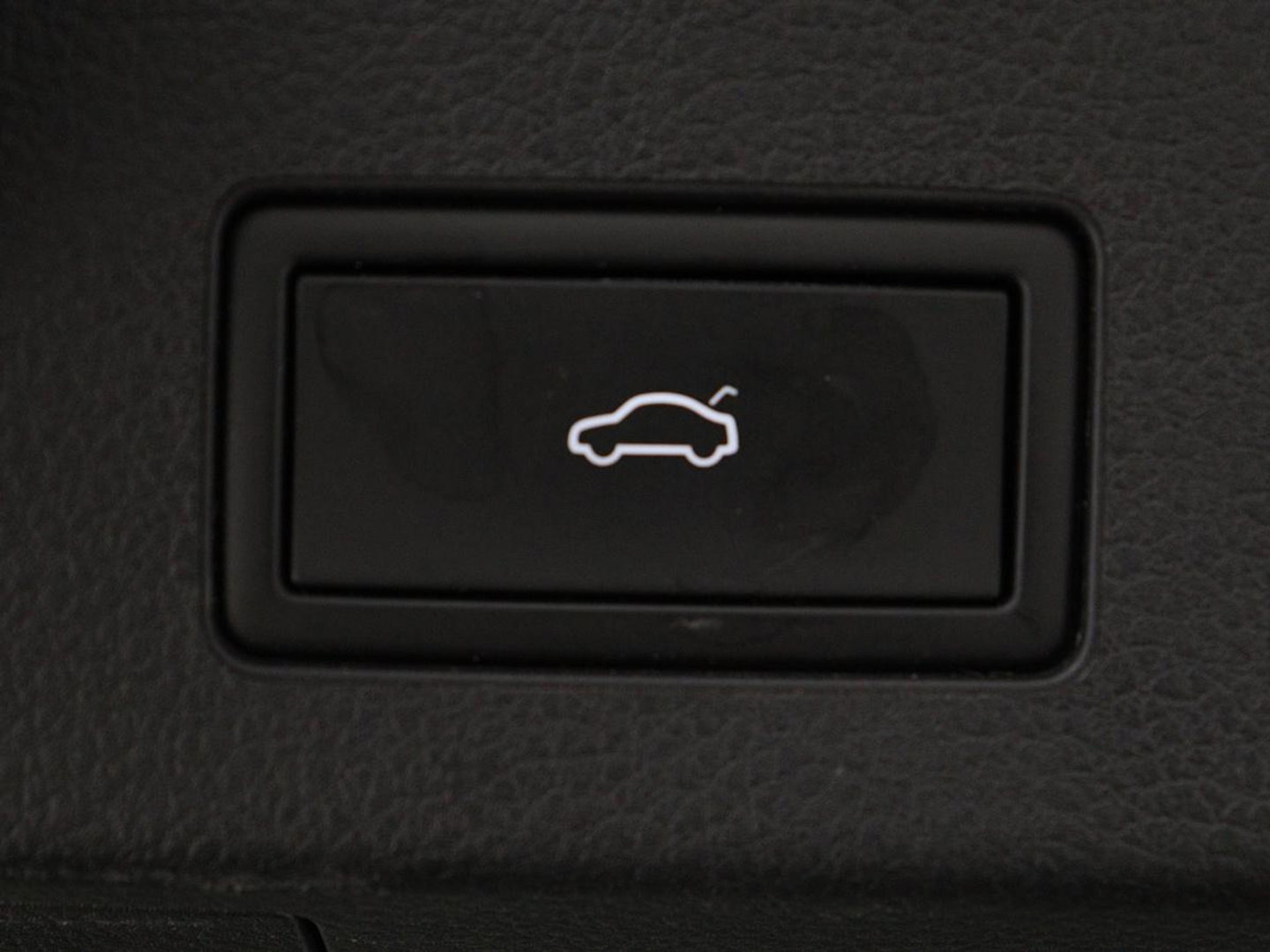 Volkswagen Arteon 1.4 TSI eHybrid R-Line | Panoramadak | Nappaleder | Stoelverwarming | Trekhaak | Camera | File Assistent | Carplay | Matrix LED | Navigatie | Sfeerverlichting | Achterbankverwarming | PHEV | Plug In