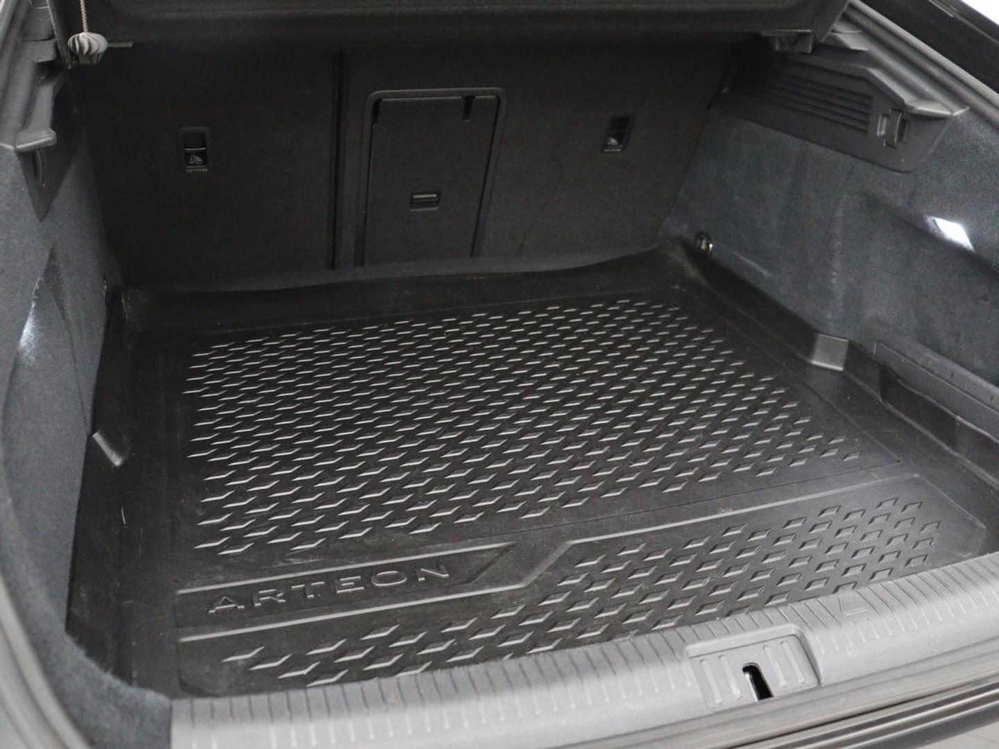 Volkswagen Arteon 1.4 TSI eHybrid R-Line | Panoramadak | Nappaleder | Stoelverwarming | Trekhaak | Camera | File Assistent | Carplay | Matrix LED | Navigatie | Sfeerverlichting | Achterbankverwarming | PHEV | Plug In