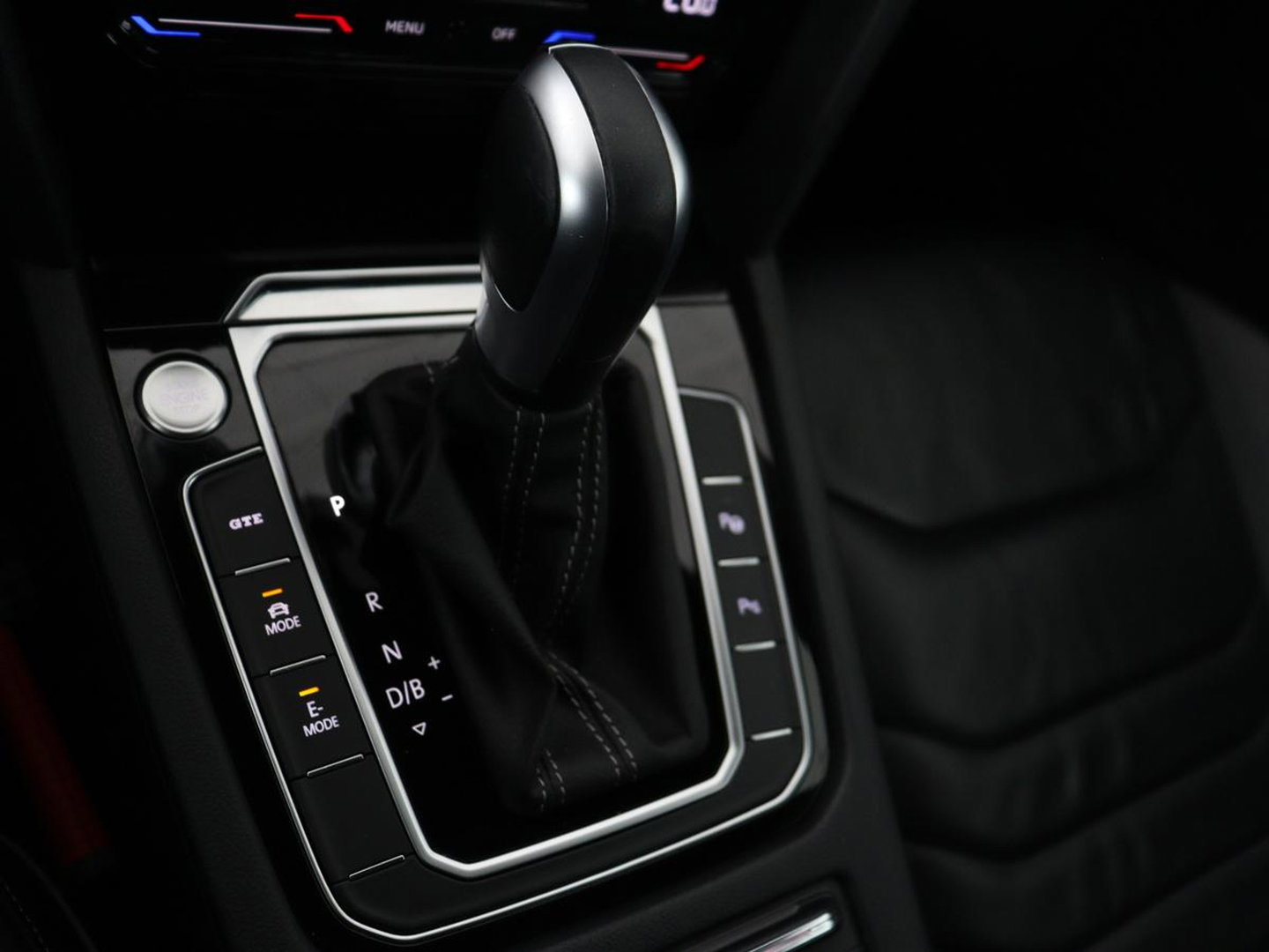 Volkswagen Arteon 1.4 TSI eHybrid R-Line | Panoramadak | Nappaleder | Stoelverwarming | Trekhaak | Camera | File Assistent | Carplay | Matrix LED | Navigatie | Sfeerverlichting | Achterbankverwarming | PHEV | Plug In