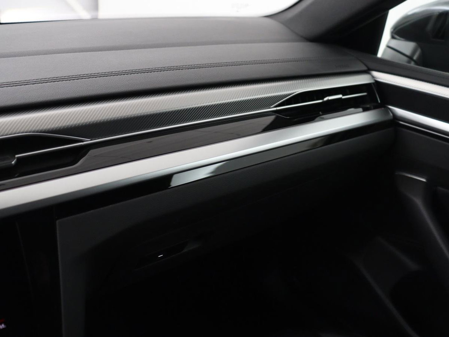 Volkswagen Arteon 1.4 TSI eHybrid R-Line | Panoramadak | Nappaleder | Stoelverwarming | Trekhaak | Camera | File Assistent | Carplay | Matrix LED | Navigatie | Sfeerverlichting | Achterbankverwarming | PHEV | Plug In