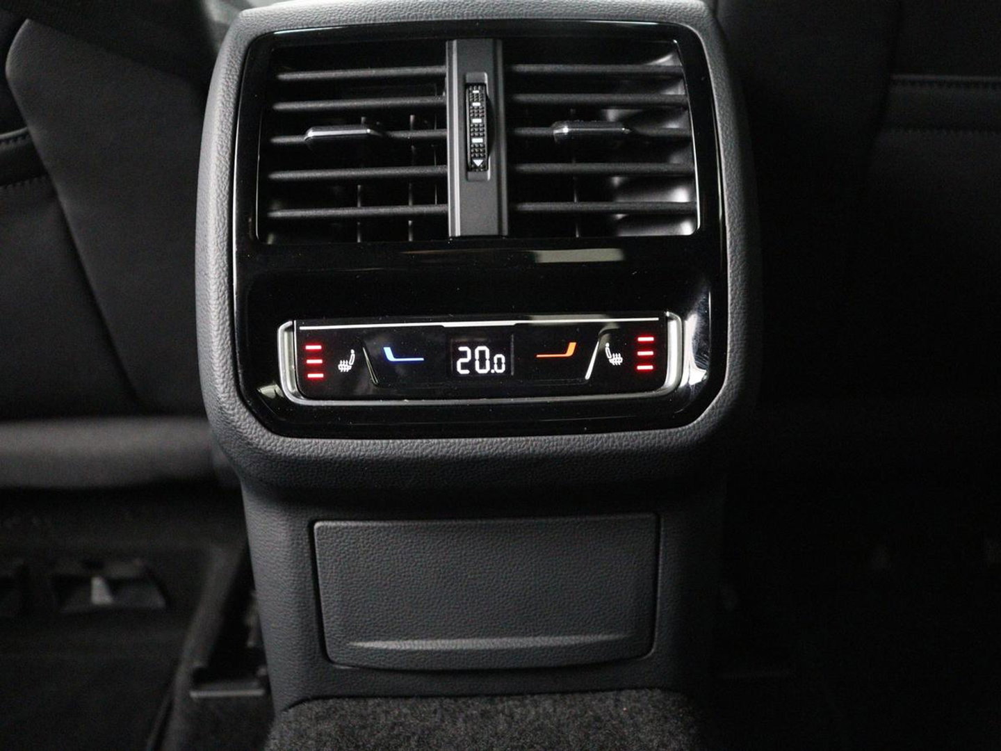 Volkswagen Arteon 1.4 TSI eHybrid R-Line | Panoramadak | Nappaleder | Stoelverwarming | Trekhaak | Camera | File Assistent | Carplay | Matrix LED | Navigatie | Sfeerverlichting | Achterbankverwarming | PHEV | Plug In