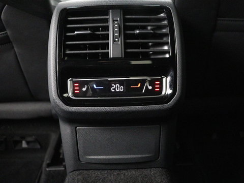 Volkswagen Arteon 1.4 TSI eHybrid R-Line | Panoramadak | Nappaleder | Stoelverwarming | Trekhaak | Camera | File Assistent | Carplay | Matrix LED | Navigatie | Sfeerverlichting | Achterbankverwarming | PHEV | Plug In