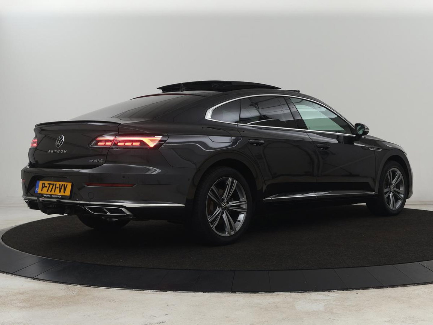 Volkswagen Arteon 1.4 TSI eHybrid R-Line | Panoramadak | Nappaleder | Stoelverwarming | Trekhaak | Camera | File Assistent | Carplay | Matrix LED | Navigatie | Sfeerverlichting | Achterbankverwarming | PHEV | Plug In