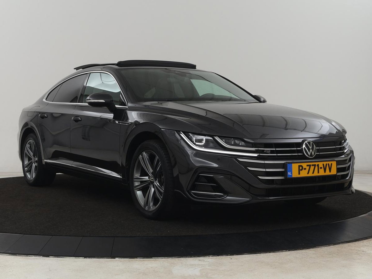 Volkswagen Arteon 1.4 TSI eHybrid R-Line | Panoramadak | Nappaleder | Stoelverwarming | Trekhaak | Camera | File Assistent | Carplay | Matrix LED | Navigatie | Sfeerverlichting | Achterbankverwarming | PHEV | Plug In