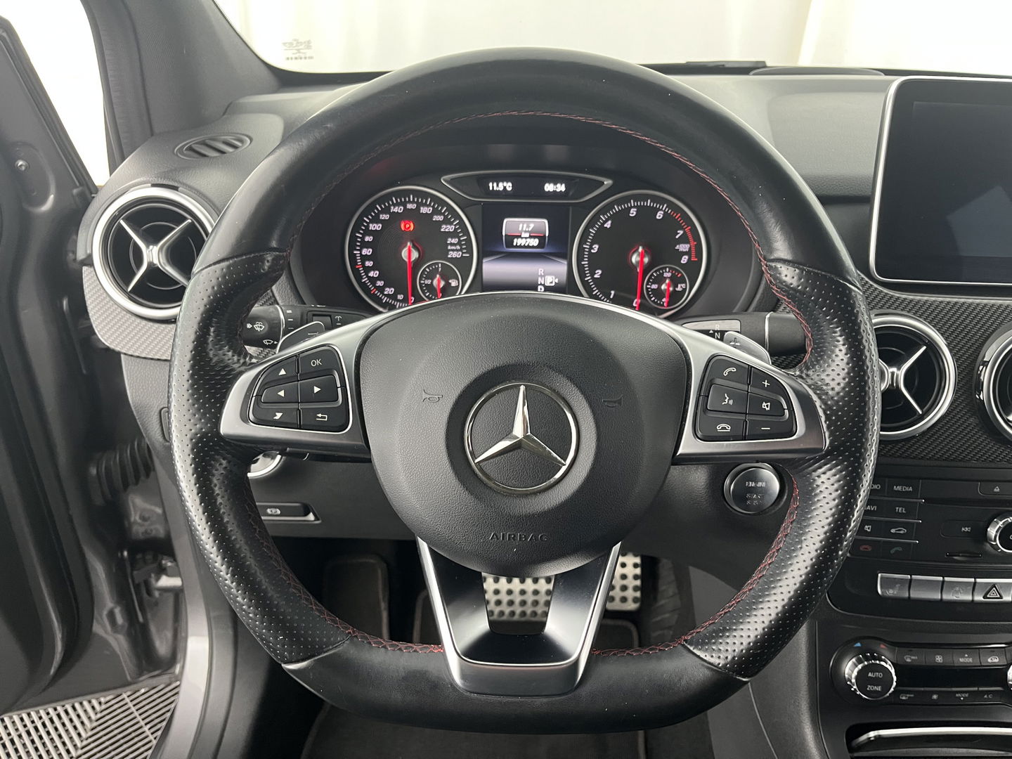 Mercedes-Benz B-Klasse 180 Ambition AMG Aut. *LEATHER-FABRIC | FULL-LED | HEATED-SPORTSEATS | NAVI-FULLMAP | SHIFT-PADDLES | PRIVACY-GLASS | ECC | PDC | CRUISE | 18''ALU | TOWBAR*