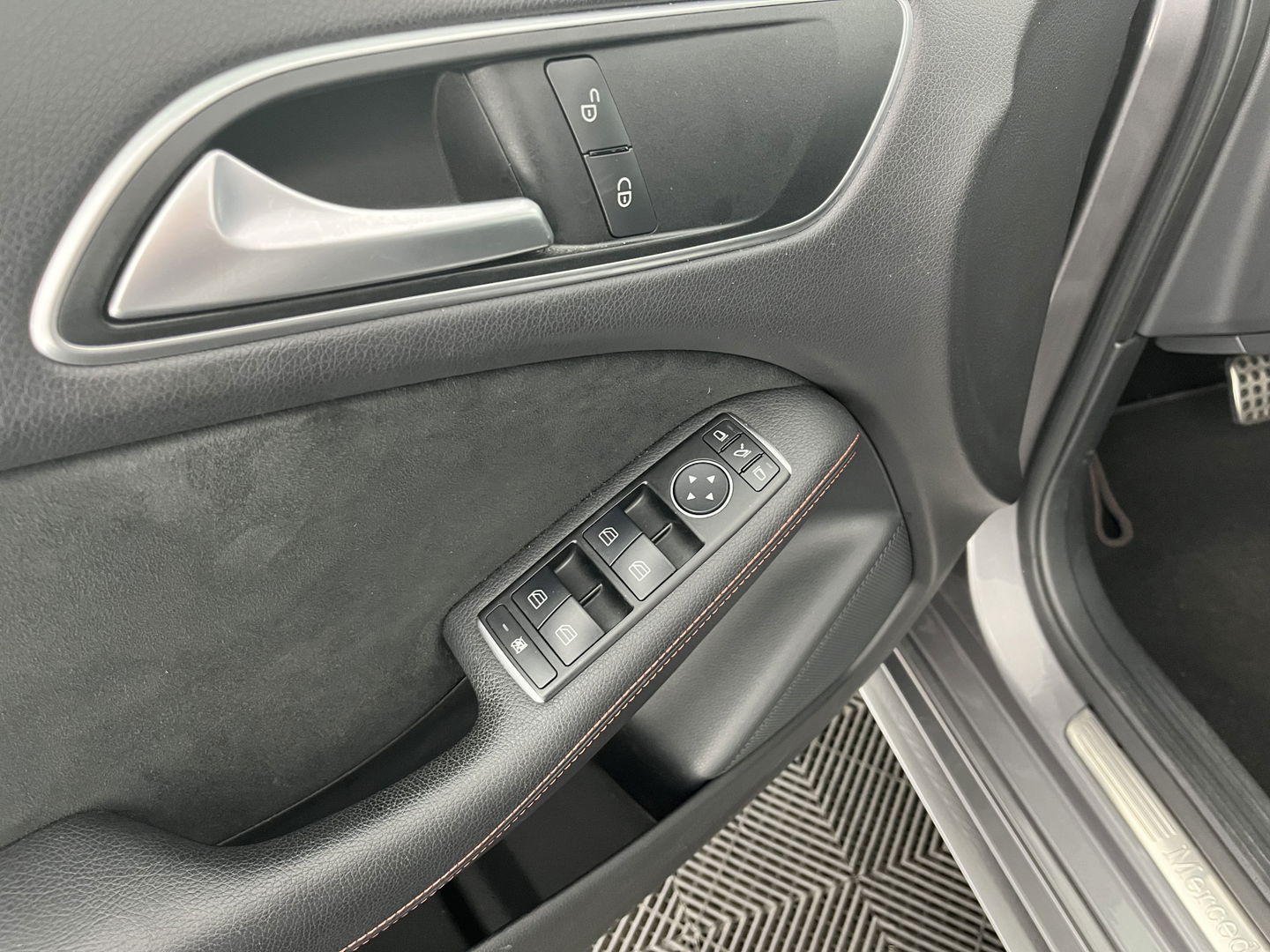 Mercedes-Benz B-Klasse 180 Ambition AMG Aut. *LEATHER-FABRIC | FULL-LED | HEATED-SPORTSEATS | NAVI-FULLMAP | SHIFT-PADDLES | PRIVACY-GLASS | ECC | PDC | CRUISE | 18''ALU | TOWBAR*