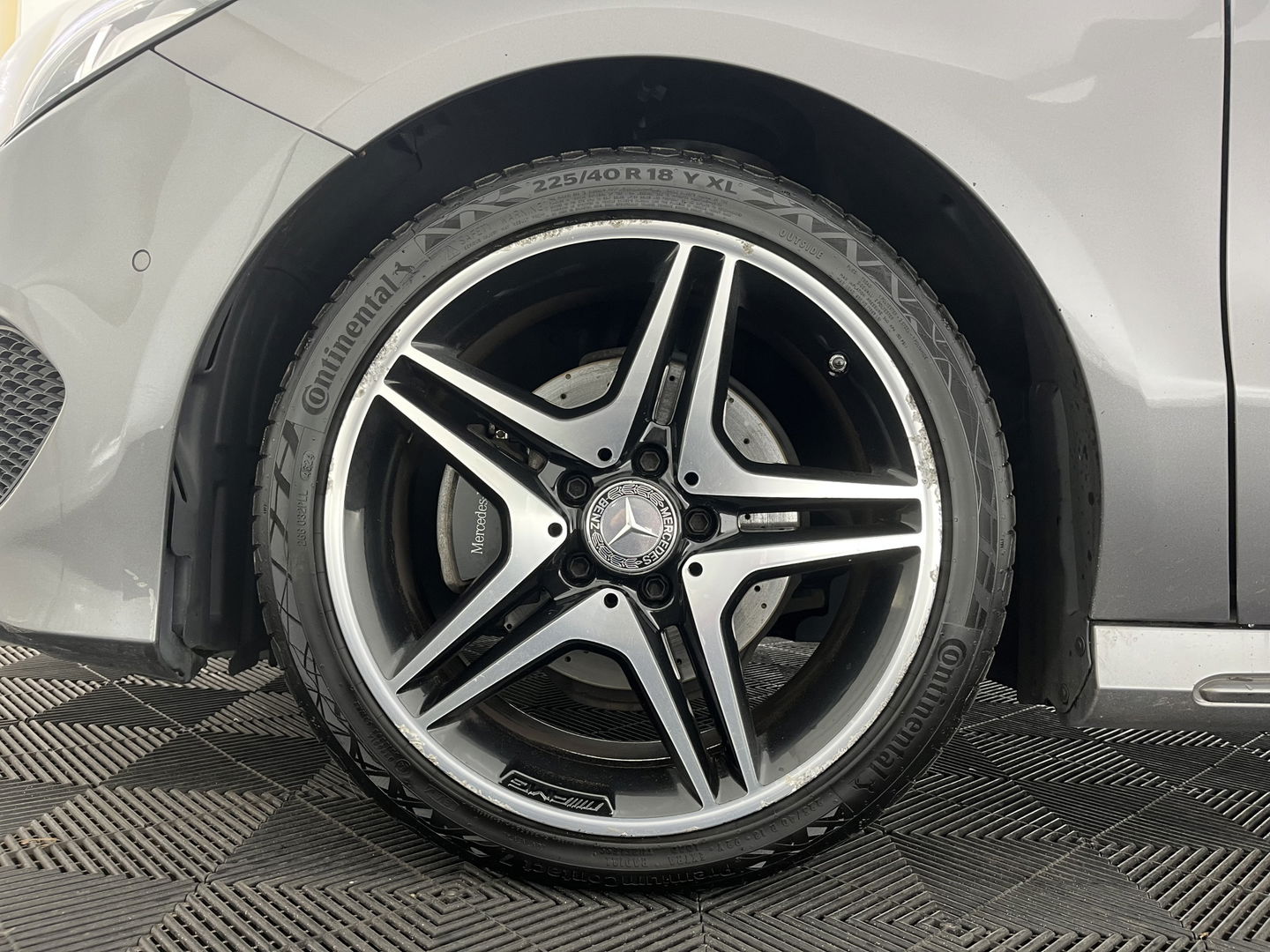 Mercedes-Benz B-Klasse 180 Ambition AMG Aut. *LEATHER-FABRIC | FULL-LED | HEATED-SPORTSEATS | NAVI-FULLMAP | SHIFT-PADDLES | PRIVACY-GLASS | ECC | PDC | CRUISE | 18''ALU | TOWBAR*