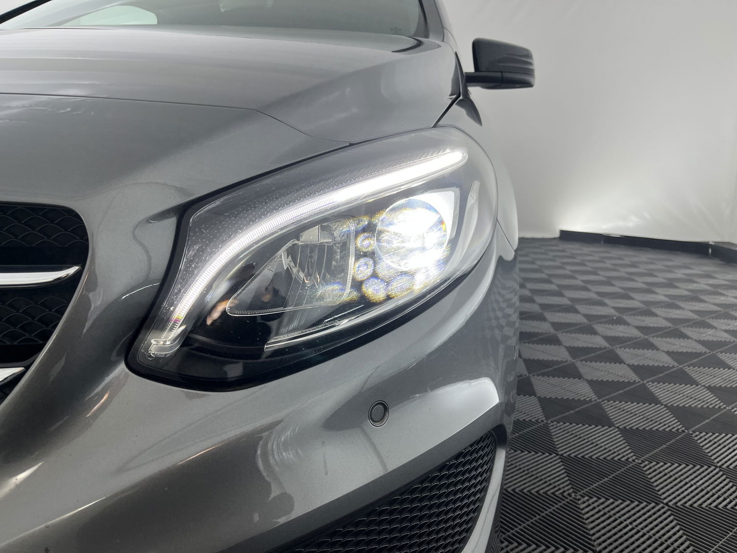 Mercedes-Benz B-Klasse 180 Ambition AMG Aut. *LEATHER-FABRIC | FULL-LED | HEATED-SPORTSEATS | NAVI-FULLMAP | SHIFT-PADDLES | PRIVACY-GLASS | ECC | PDC | CRUISE | 18''ALU | TOWBAR*