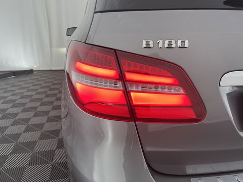 Mercedes-Benz B-Klasse 180 Ambition AMG Aut. *LEATHER-FABRIC | FULL-LED | HEATED-SPORTSEATS | NAVI-FULLMAP | SHIFT-PADDLES | PRIVACY-GLASS | ECC | PDC | CRUISE | 18''ALU | TOWBAR*
