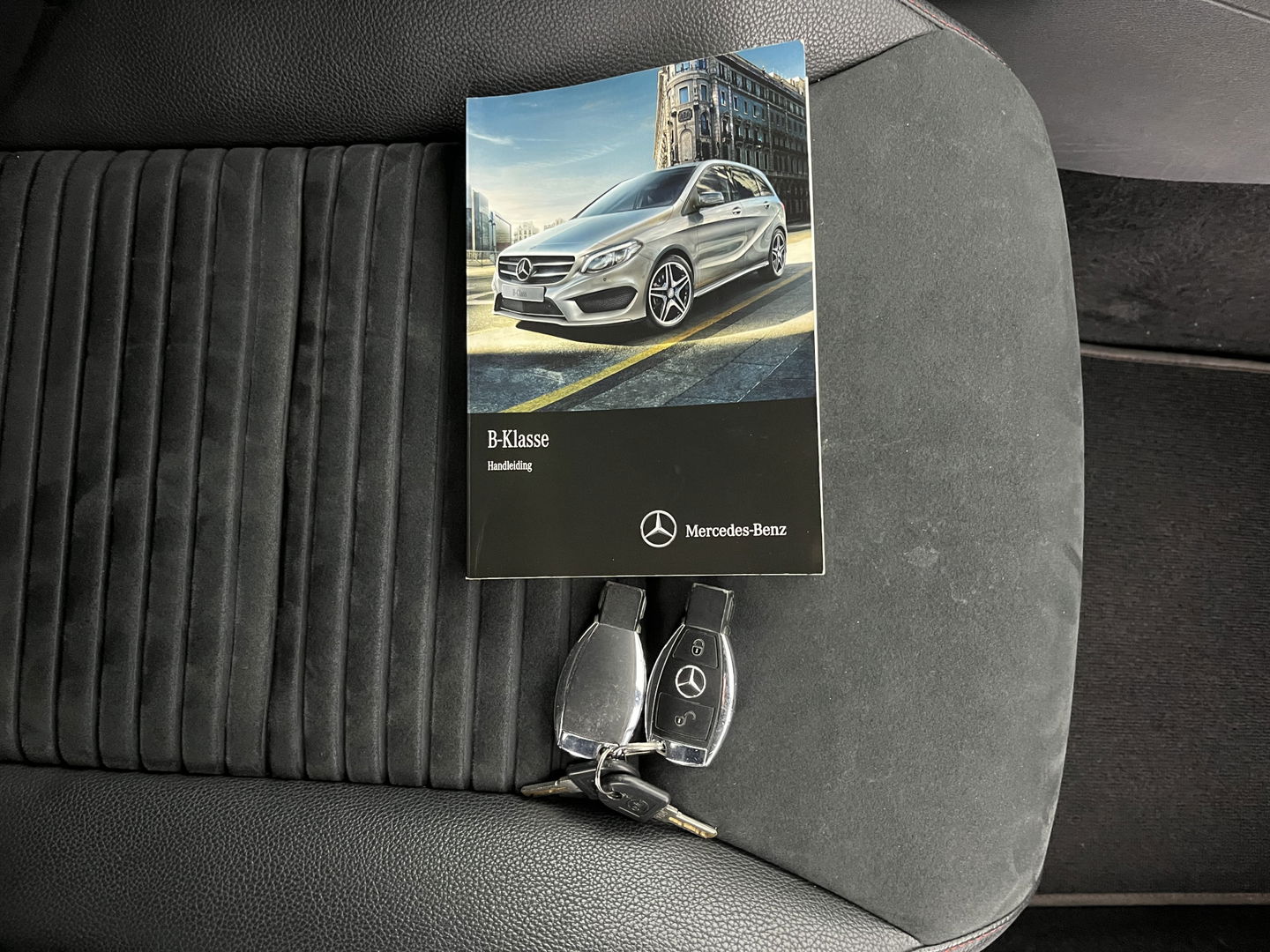 Mercedes-Benz B-Klasse 180 Ambition AMG Aut. *LEATHER-FABRIC | FULL-LED | HEATED-SPORTSEATS | NAVI-FULLMAP | SHIFT-PADDLES | PRIVACY-GLASS | ECC | PDC | CRUISE | 18''ALU | TOWBAR*