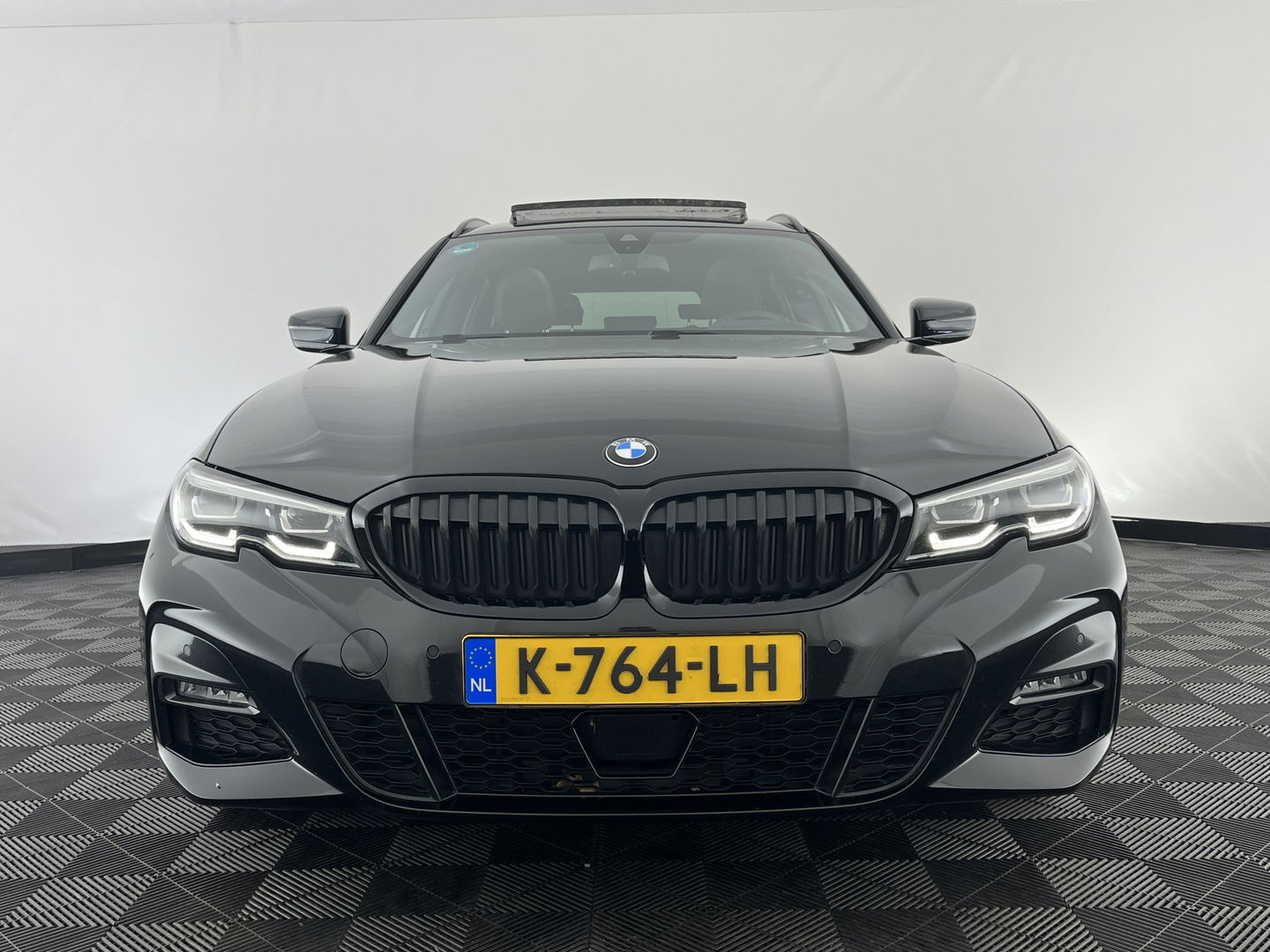 BMW 3 Serie Touring 330e eDrive Edition M-Sportpack (INCL.BTW) *PANO | HEAD-UP | ADAPTIVE-CRUISE | LEATHER | FULL-LED | KEYLESS | DIGI-COCKPIT | HEATED-SPORTSEATS | CAMERA | HIFI-SOUND | PIRVACY-GLASS | DAB+ | SHIFT-PADDLES | NAVI-FULLMAP | 19