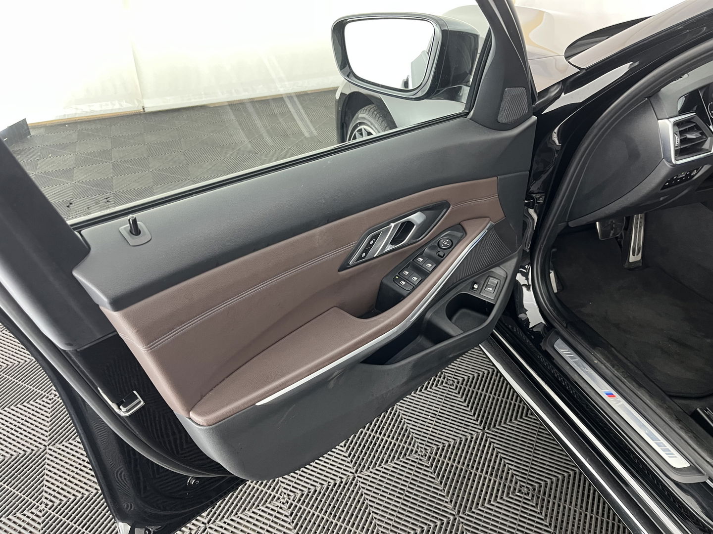 BMW 3 Serie Touring 330e eDrive Edition M-Sportpack (INCL.BTW) *PANO | HEAD-UP | ADAPTIVE-CRUISE | LEATHER | FULL-LED | KEYLESS | DIGI-COCKPIT | HEATED-SPORTSEATS | CAMERA | HIFI-SOUND | PIRVACY-GLASS | DAB+ | SHIFT-PADDLES | NAVI-FULLMAP | 19