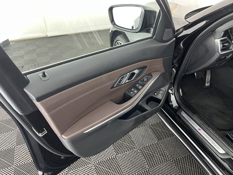 BMW 3 Serie Touring 330e eDrive Edition M-Sportpack (INCL.BTW) *PANO | HEAD-UP | ADAPTIVE-CRUISE | LEATHER | FULL-LED | KEYLESS | DIGI-COCKPIT | HEATED-SPORTSEATS | CAMERA | HIFI-SOUND | PIRVACY-GLASS | DAB+ | SHIFT-PADDLES | NAVI-FULLMAP | 19