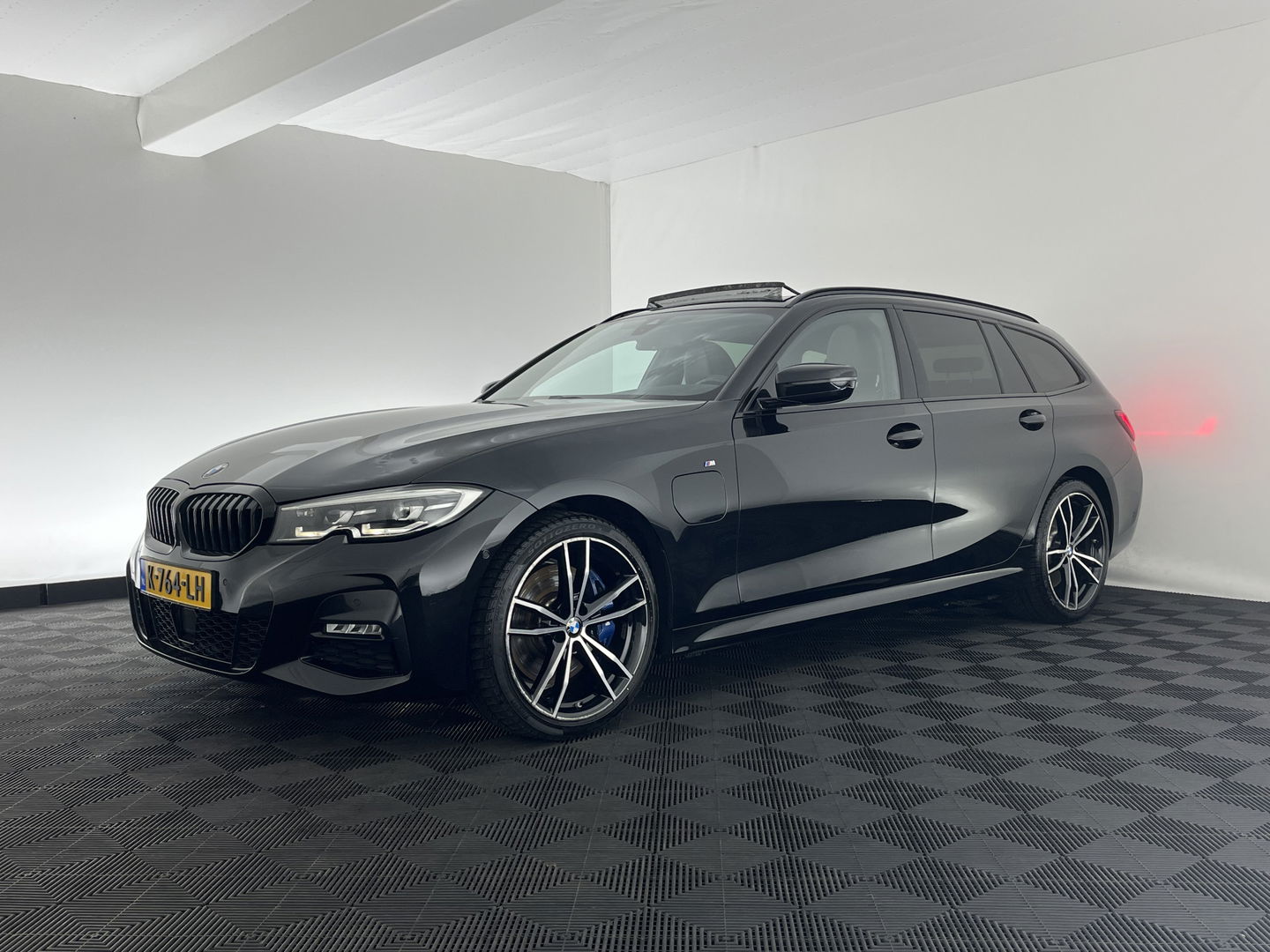 BMW 3 Serie Touring 330e eDrive Edition M-Sportpack (INCL.BTW) *PANO | HEAD-UP | ADAPTIVE-CRUISE | LEATHER | FULL-LED | KEYLESS | DIGI-COCKPIT | HEATED-SPORTSEATS | CAMERA | HIFI-SOUND | PIRVACY-GLASS | DAB+ | SHIFT-PADDLES | NAVI-FULLMAP | 19