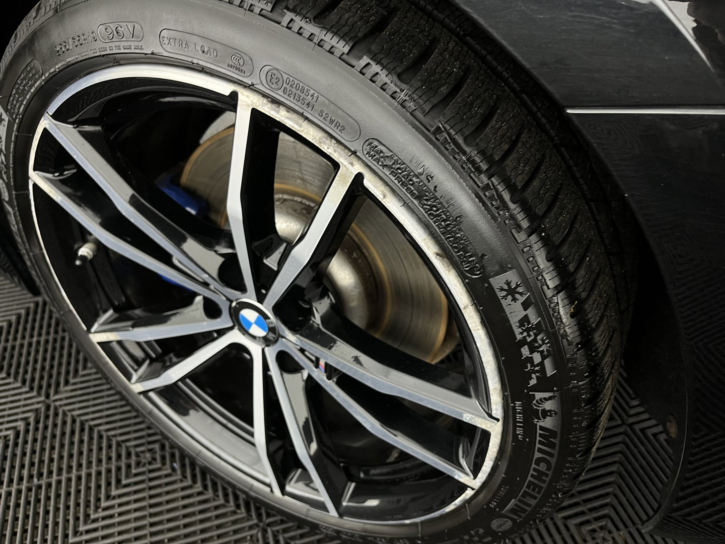 BMW 3 Serie Touring 330e eDrive Edition M-Sportpack (INCL.BTW) *PANO | HEAD-UP | ADAPTIVE-CRUISE | LEATHER | FULL-LED | KEYLESS | DIGI-COCKPIT | HEATED-SPORTSEATS | CAMERA | HIFI-SOUND | PIRVACY-GLASS | DAB+ | SHIFT-PADDLES | NAVI-FULLMAP | 19