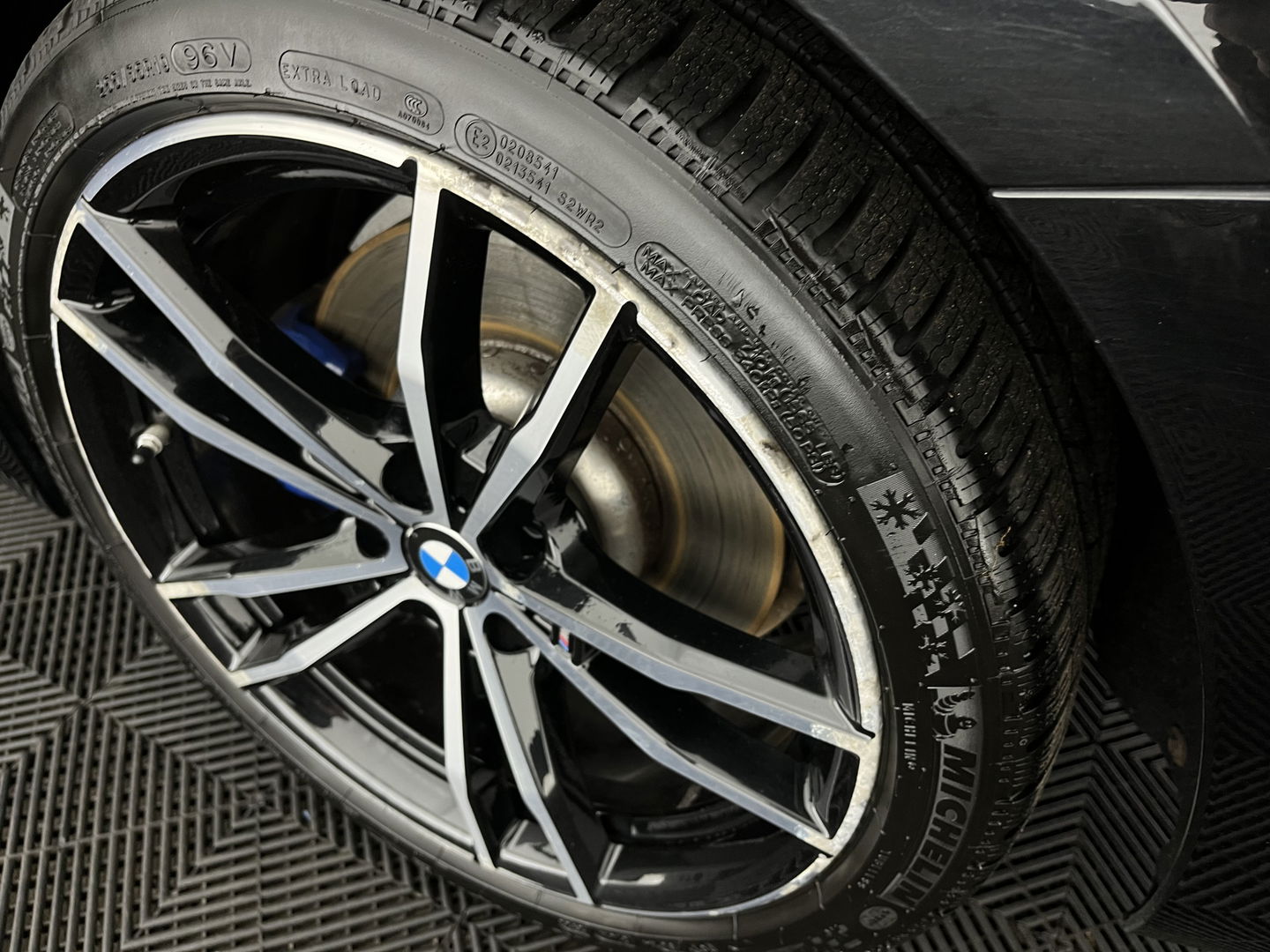 BMW 3 Serie Touring 330e eDrive Edition M-Sportpack (INCL.BTW) *PANO | HEAD-UP | ADAPTIVE-CRUISE | LEATHER | FULL-LED | KEYLESS | DIGI-COCKPIT | HEATED-SPORTSEATS | CAMERA | HIFI-SOUND | PIRVACY-GLASS | DAB+ | SHIFT-PADDLES | NAVI-FULLMAP | 19