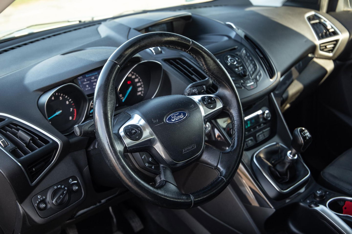 Ford Kuga 1.6 Titanium PANORAMA DAK / STOELVERWARMING / TREKHAAK / CRUISE CONTROLE