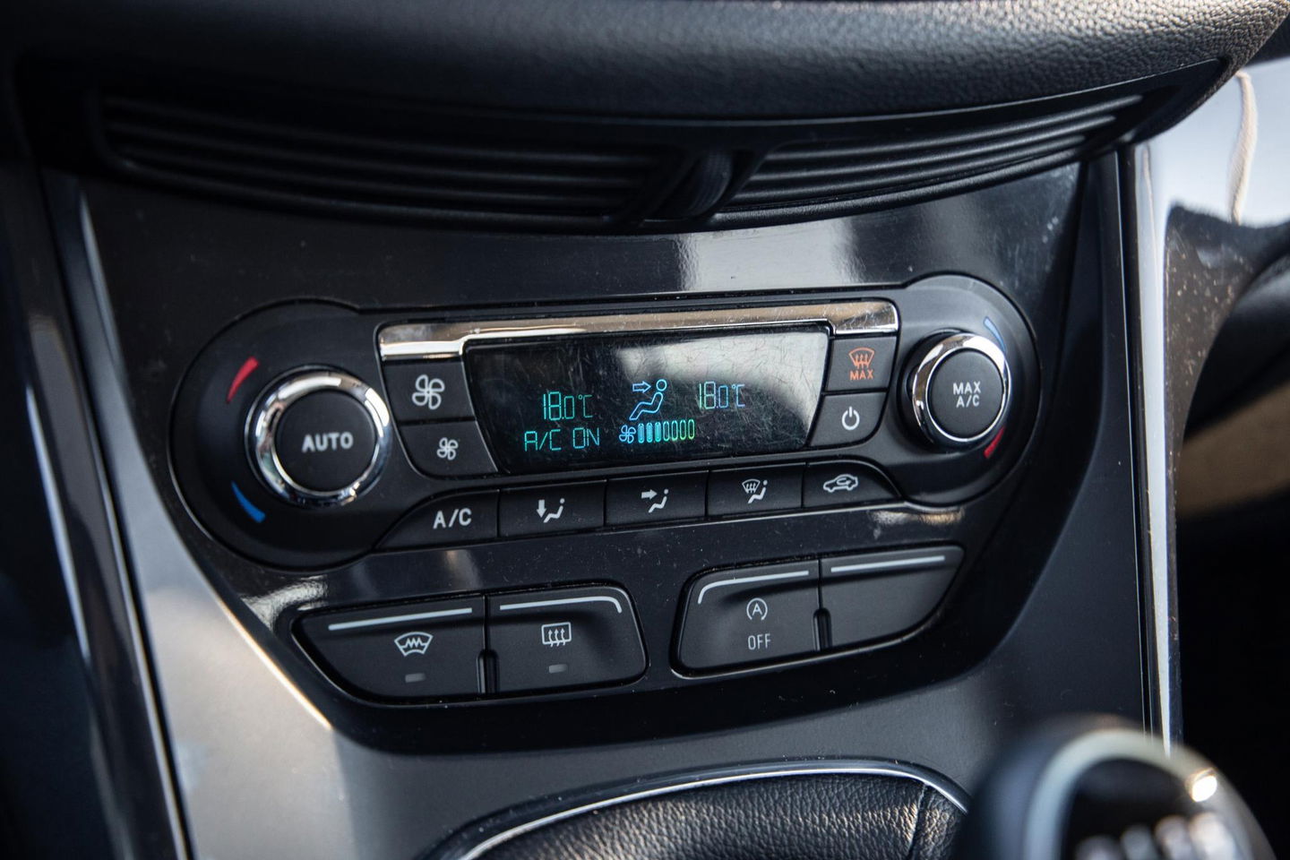 Ford Kuga 1.6 Titanium PANORAMA DAK / STOELVERWARMING / TREKHAAK / CRUISE CONTROLE