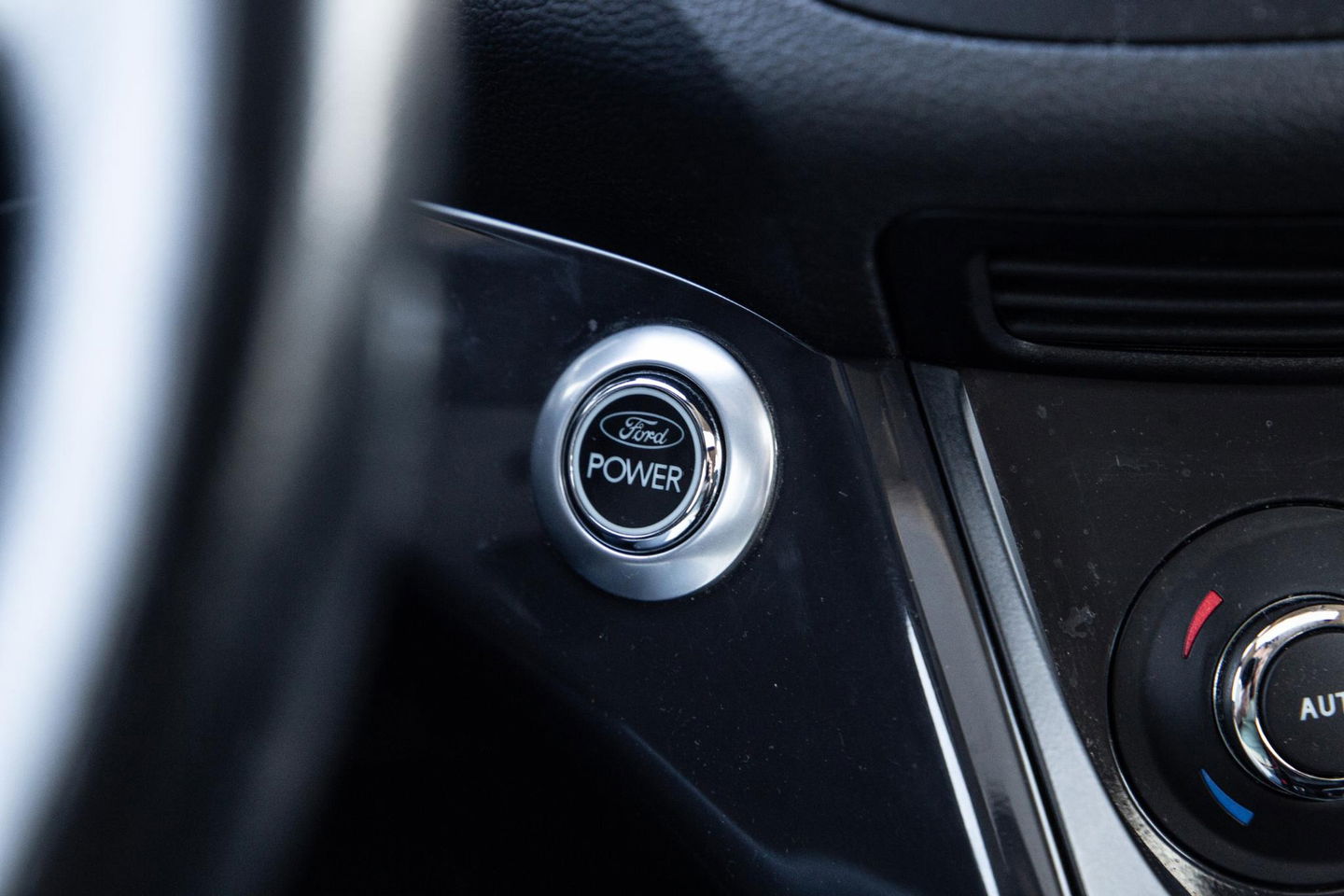 Ford Kuga 1.6 Titanium PANORAMA DAK / STOELVERWARMING / TREKHAAK / CRUISE CONTROLE