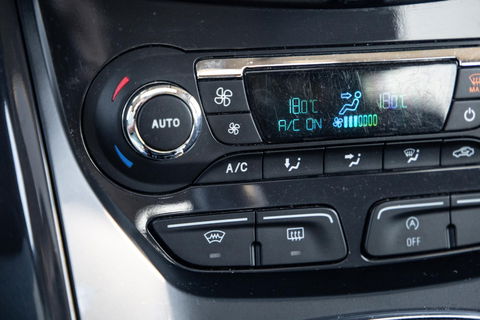 Ford Kuga 1.6 Titanium PANORAMA DAK / STOELVERWARMING / TREKHAAK / CRUISE CONTROLE