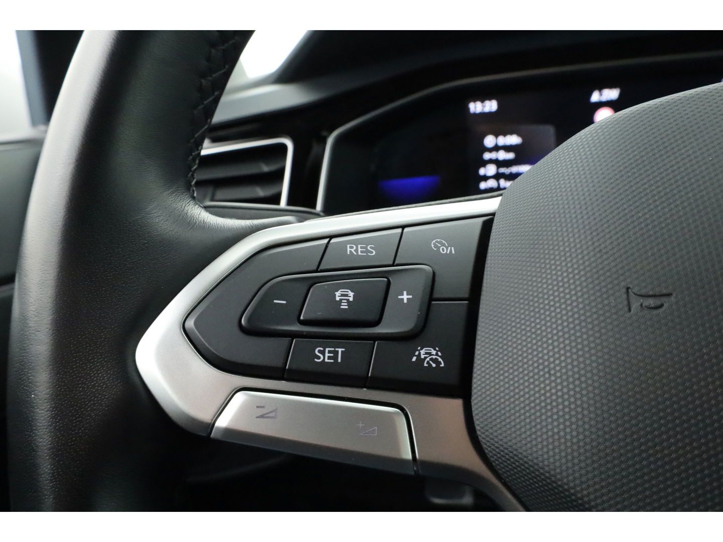 Volkswagen Polo 1.0 TSI R-Line DSG | Adapt. Cruise | Apple CarPlay & Android Auto | Trekhaak | Navi | 17" | DAB