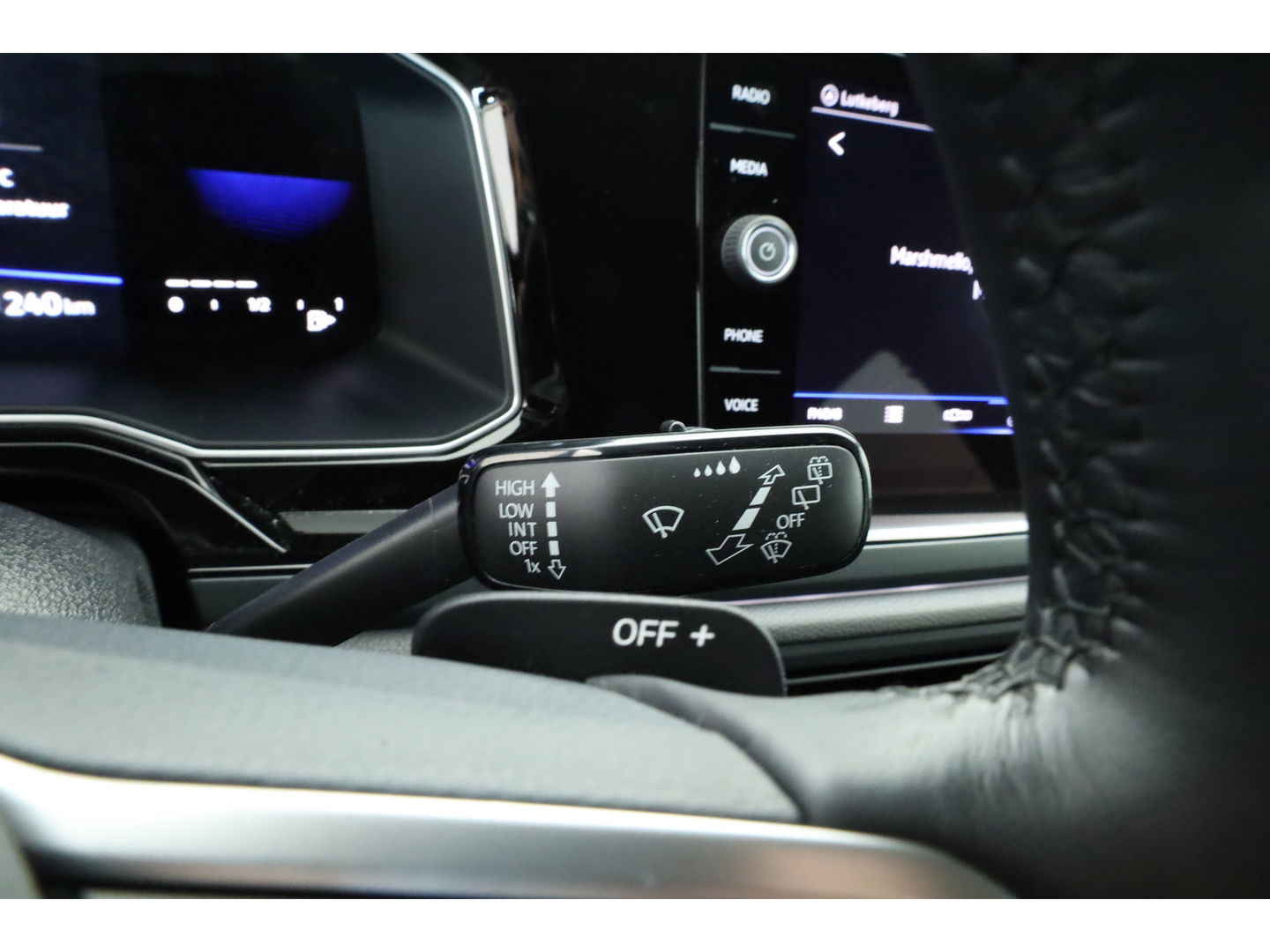 Volkswagen Polo 1.0 TSI R-Line DSG | Adapt. Cruise | Apple CarPlay & Android Auto | Trekhaak | Navi | 17" | DAB