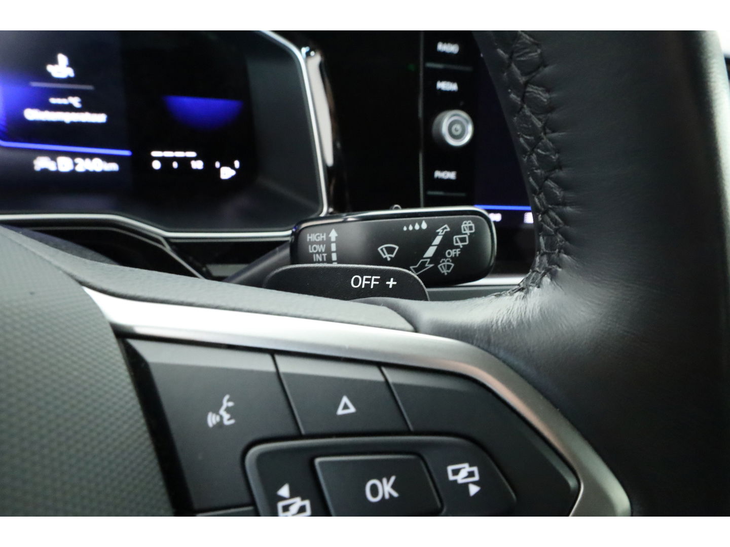 Volkswagen Polo 1.0 TSI R-Line DSG | Adapt. Cruise | Apple CarPlay & Android Auto | Trekhaak | Navi | 17" | DAB