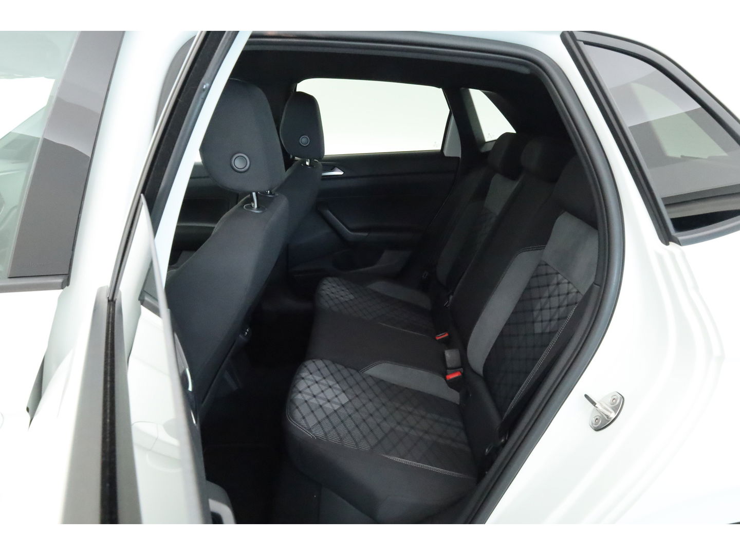 Volkswagen Polo 1.0 TSI R-Line DSG | Adapt. Cruise | Apple CarPlay & Android Auto | Trekhaak | Navi | 17" | DAB