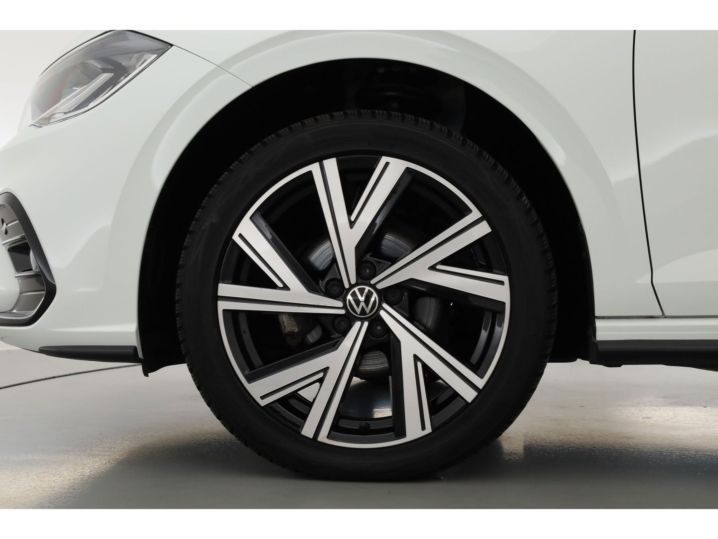 Volkswagen Polo 1.0 TSI R-Line DSG | Adapt. Cruise | Apple CarPlay & Android Auto | Trekhaak | Navi | 17" | DAB