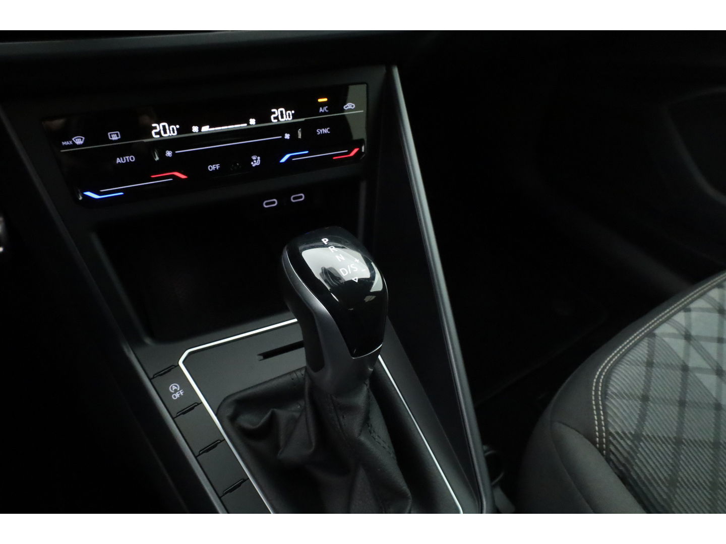 Volkswagen Polo 1.0 TSI R-Line DSG | Adapt. Cruise | Apple CarPlay & Android Auto | Trekhaak | Navi | 17" | DAB