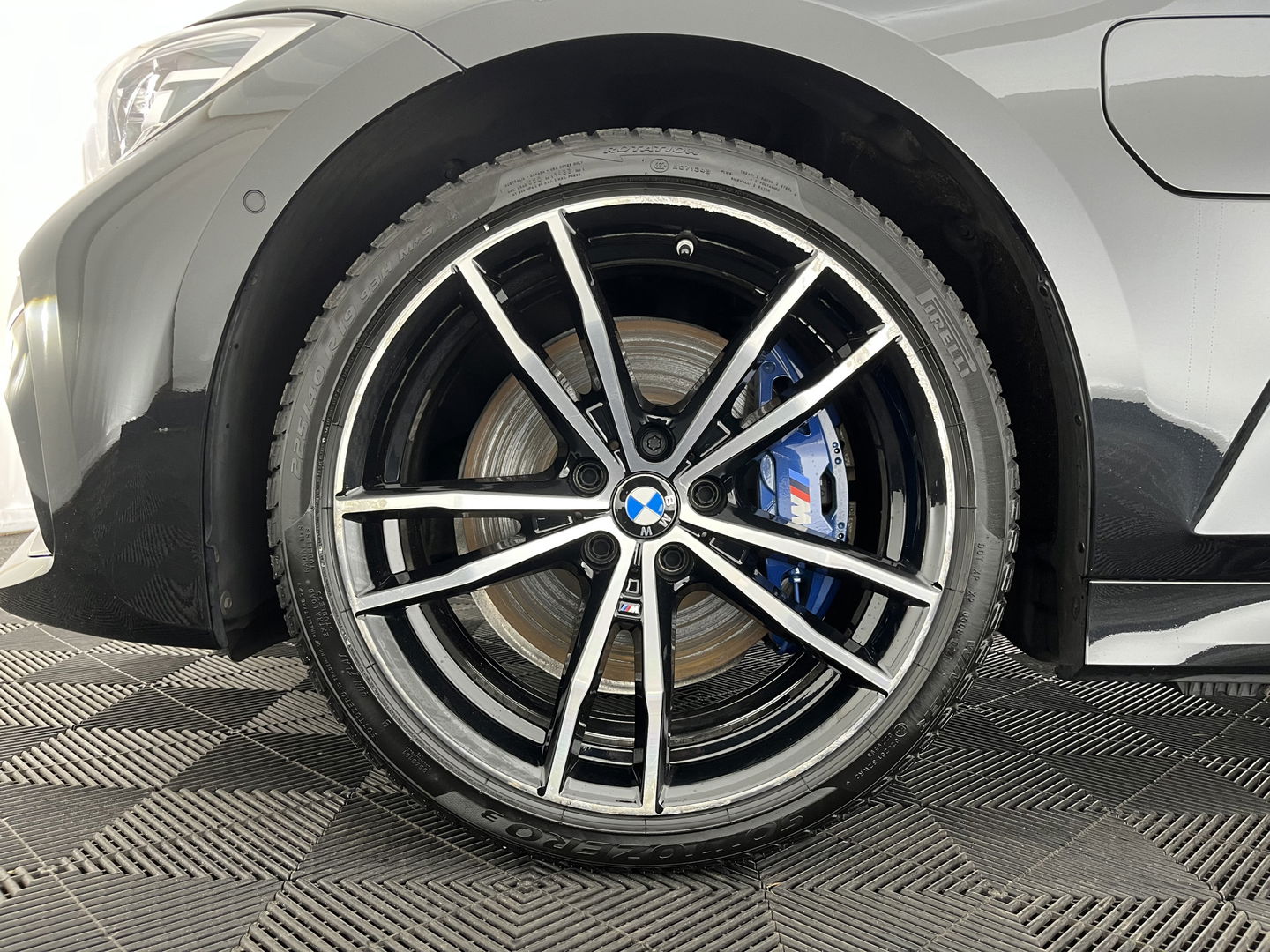 BMW 3 Serie Touring 330e eDrive Edition M-Sportpack (INCL.BTW) *PANO | HEAD-UP | ADAPTIVE-CRUISE | LEATHER | FULL-LED | KEYLESS | DIGI-COCKPIT | HEATED-SPORTSEATS | CAMERA | HIFI-SOUND | PIRVACY-GLASS | DAB+ | SHIFT-PADDLES | NAVI-FULLMAP | 19