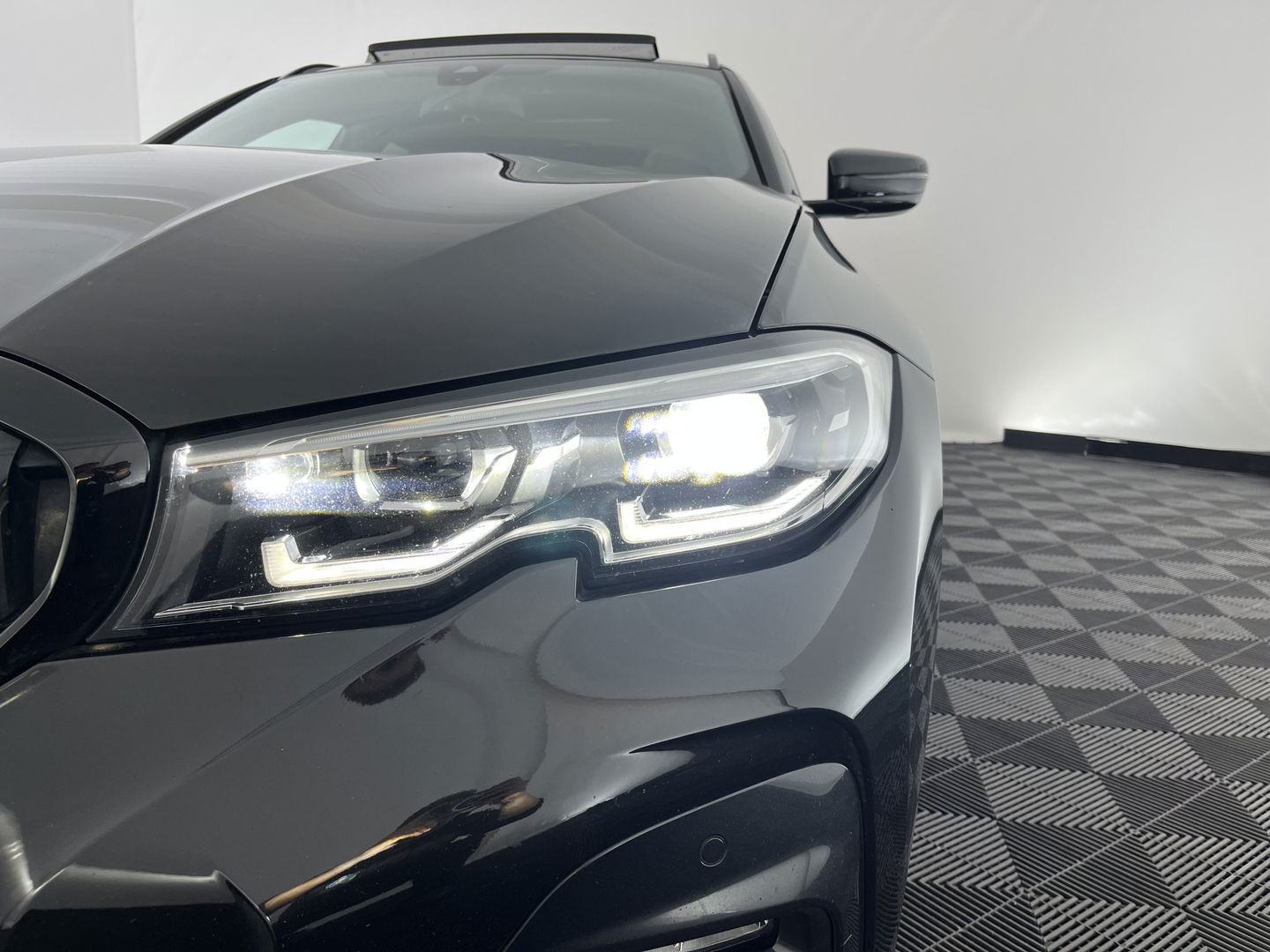 BMW 3 Serie Touring 330e eDrive Edition M-Sportpack (INCL.BTW) *PANO | HEAD-UP | ADAPTIVE-CRUISE | LEATHER | FULL-LED | KEYLESS | DIGI-COCKPIT | HEATED-SPORTSEATS | CAMERA | HIFI-SOUND | PIRVACY-GLASS | DAB+ | SHIFT-PADDLES | NAVI-FULLMAP | 19