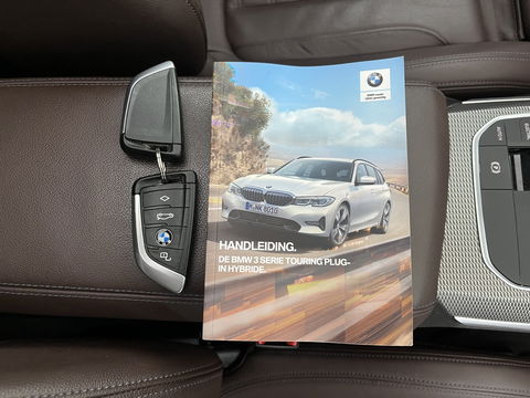 BMW 3 Serie Touring 330e eDrive Edition M-Sportpack (INCL.BTW) *PANO | HEAD-UP | ADAPTIVE-CRUISE | LEATHER | FULL-LED | KEYLESS | DIGI-COCKPIT | HEATED-SPORTSEATS | CAMERA | HIFI-SOUND | PIRVACY-GLASS | DAB+ | SHIFT-PADDLES | NAVI-FULLMAP | 19