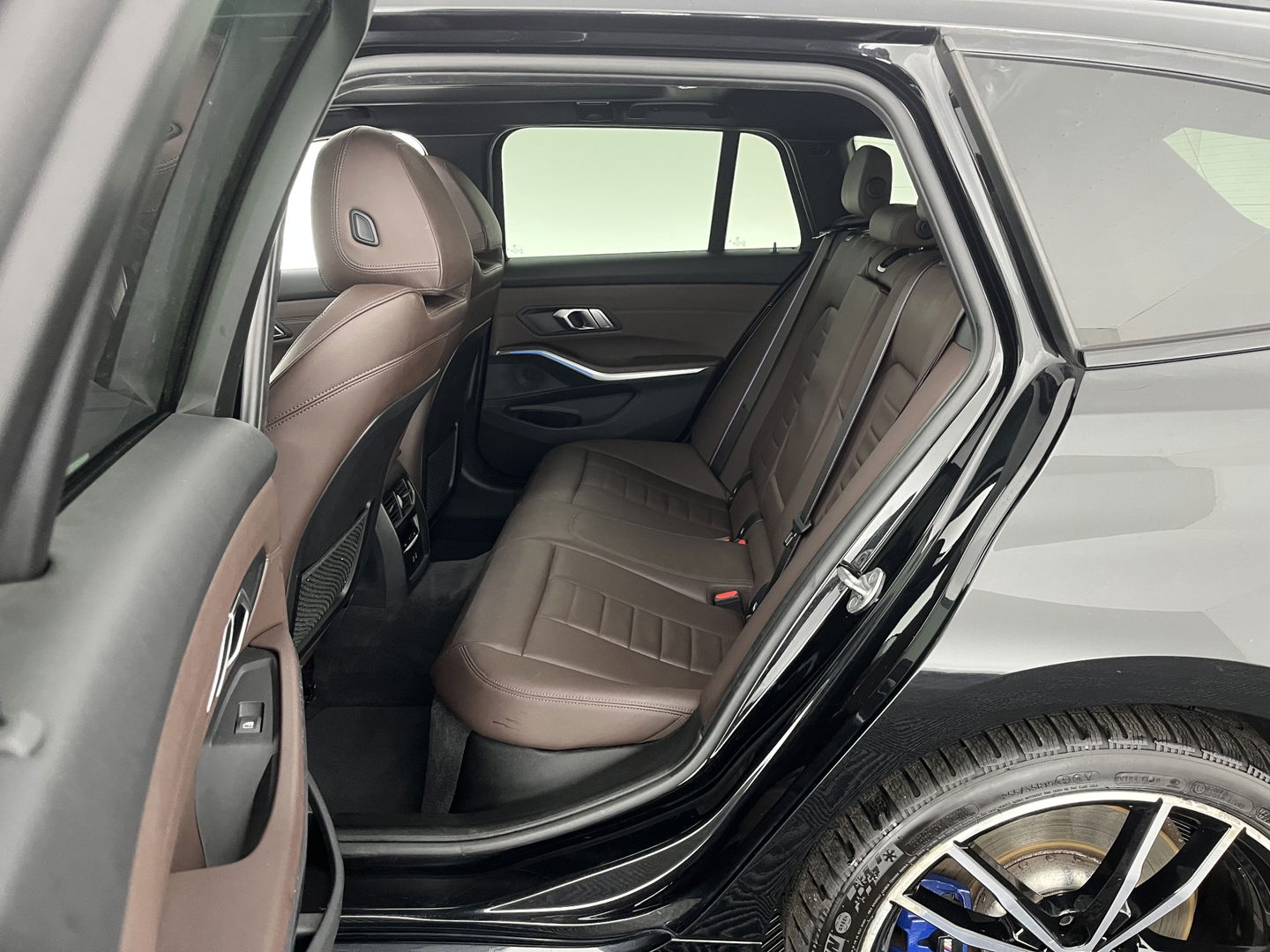 BMW 3 Serie Touring 330e eDrive Edition M-Sportpack (INCL.BTW) *PANO | HEAD-UP | ADAPTIVE-CRUISE | LEATHER | FULL-LED | KEYLESS | DIGI-COCKPIT | HEATED-SPORTSEATS | CAMERA | HIFI-SOUND | PIRVACY-GLASS | DAB+ | SHIFT-PADDLES | NAVI-FULLMAP | 19