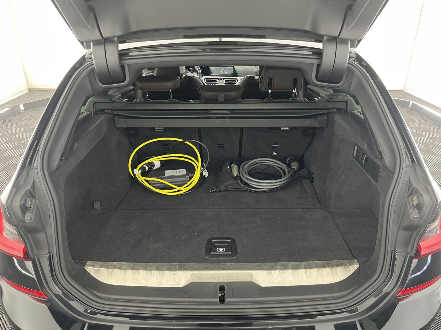 BMW 3 Serie Touring 330e eDrive Edition M-Sportpack (INCL.BTW) *PANO | HEAD-UP | ADAPTIVE-CRUISE | LEATHER | FULL-LED | KEYLESS | DIGI-COCKPIT | HEATED-SPORTSEATS | CAMERA | HIFI-SOUND | PIRVACY-GLASS | DAB+ | SHIFT-PADDLES | NAVI-FULLMAP | 19