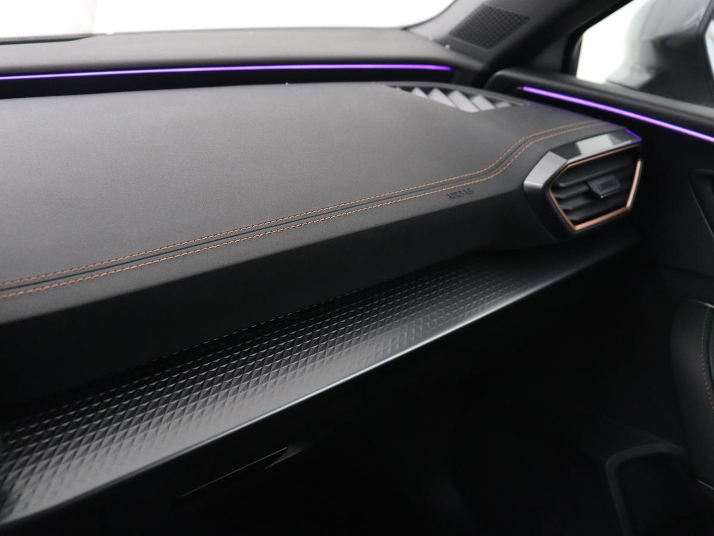 CUPRA Leon 1.5 e-Hybrid Business | Stoelverwarming | Adaptive cruise | Camera | Carplay | Memory | Half leder | Navigatie | Keyless | Sportstoelen | Full LED | Sfeerverlichting | PHEV | Plug In