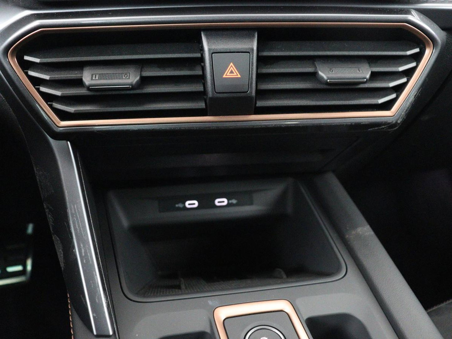 CUPRA Leon 1.5 e-Hybrid Business | Stoelverwarming | Adaptive cruise | Camera | Carplay | Memory | Half leder | Navigatie | Keyless | Sportstoelen | Full LED | Sfeerverlichting | PHEV | Plug In