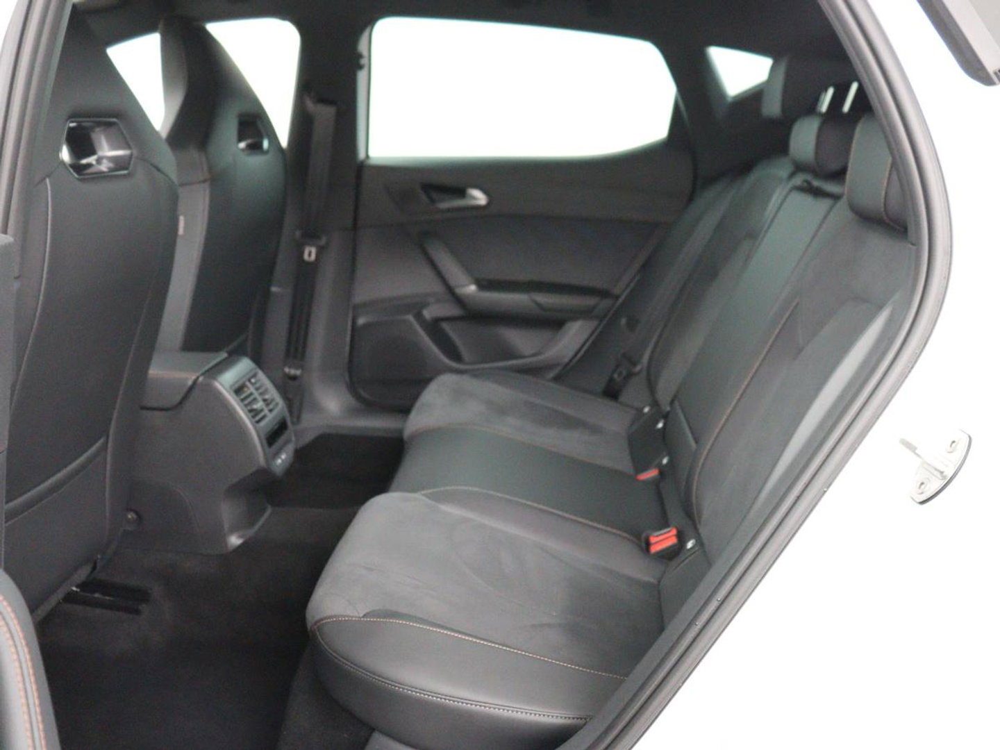 CUPRA Leon 1.5 e-Hybrid Business | Stoelverwarming | Adaptive cruise | Camera | Carplay | Memory | Half leder | Navigatie | Keyless | Sportstoelen | Full LED | Sfeerverlichting | PHEV | Plug In