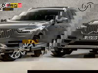 Volvo XC90 - 2.0 T8 Twin Engine AWD Inscription 7 Persoons 408Pk Automaat (PANORAMADAK, APPLE CARPLAY, GROOT NAVI, MEMORY SEATS, 360 CAMERA, MASSAGE, GETINT GLAS, TREKHAAK, ELEK ACHTERKLEP, NIEUWSTAAT)