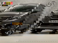 Peugeot 5008 - 1.2 PureTech Allure Sport 7 Persoons 131Pk Automaat (APPLE CARPLAY, GROOT NAVI, MEMORY SEATS, LEDER, STOELVERWARMING, 360 CAMERA, GETINT GLAS, NIEUWE APK, NIEUWSTAAT)