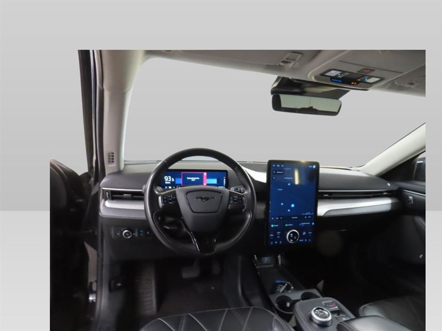 Ford Mustang Mach-E RWD 75 kWh [ 3-Fase ] {SOH-87%] (INCL.BTW) *LEATHER | FULL-LED | DAB | DIGI-COCKPIT | KEYLESS | NAVI-FULLMAP | CARPLAY | HEATED-COMFORTSEATS | TOPVIEW | ADAPTIVE-CRUISE | PRIVACY-GLASS | 18'' ALU*