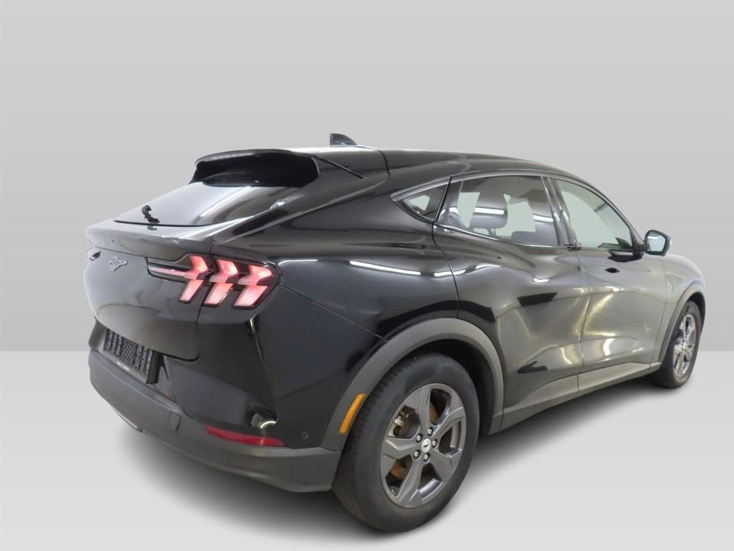 Ford Mustang Mach-E RWD 75 kWh [ 3-Fase ] {SOH-87%] (INCL.BTW) *LEATHER | FULL-LED | DAB | DIGI-COCKPIT | KEYLESS | NAVI-FULLMAP | CARPLAY | HEATED-COMFORTSEATS | TOPVIEW | ADAPTIVE-CRUISE | PRIVACY-GLASS | 18'' ALU*