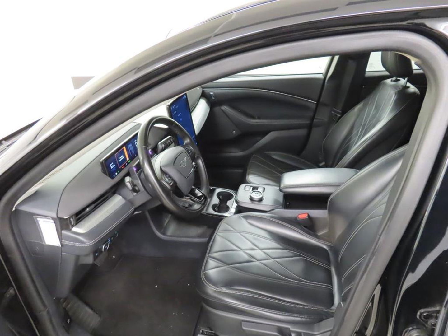 Ford Mustang Mach-E RWD 75 kWh [ 3-Fase ] {SOH-87%] (INCL.BTW) *LEATHER | FULL-LED | DAB | DIGI-COCKPIT | KEYLESS | NAVI-FULLMAP | CARPLAY | HEATED-COMFORTSEATS | TOPVIEW | ADAPTIVE-CRUISE | PRIVACY-GLASS | 18'' ALU*