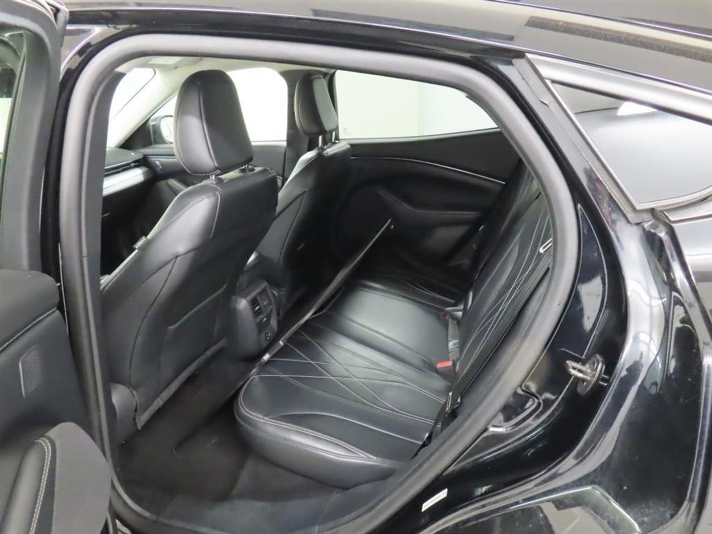 Ford Mustang Mach-E RWD 75 kWh [ 3-Fase ] {SOH-87%] (INCL.BTW) *LEATHER | FULL-LED | DAB | DIGI-COCKPIT | KEYLESS | NAVI-FULLMAP | CARPLAY | HEATED-COMFORTSEATS | TOPVIEW | ADAPTIVE-CRUISE | PRIVACY-GLASS | 18'' ALU*