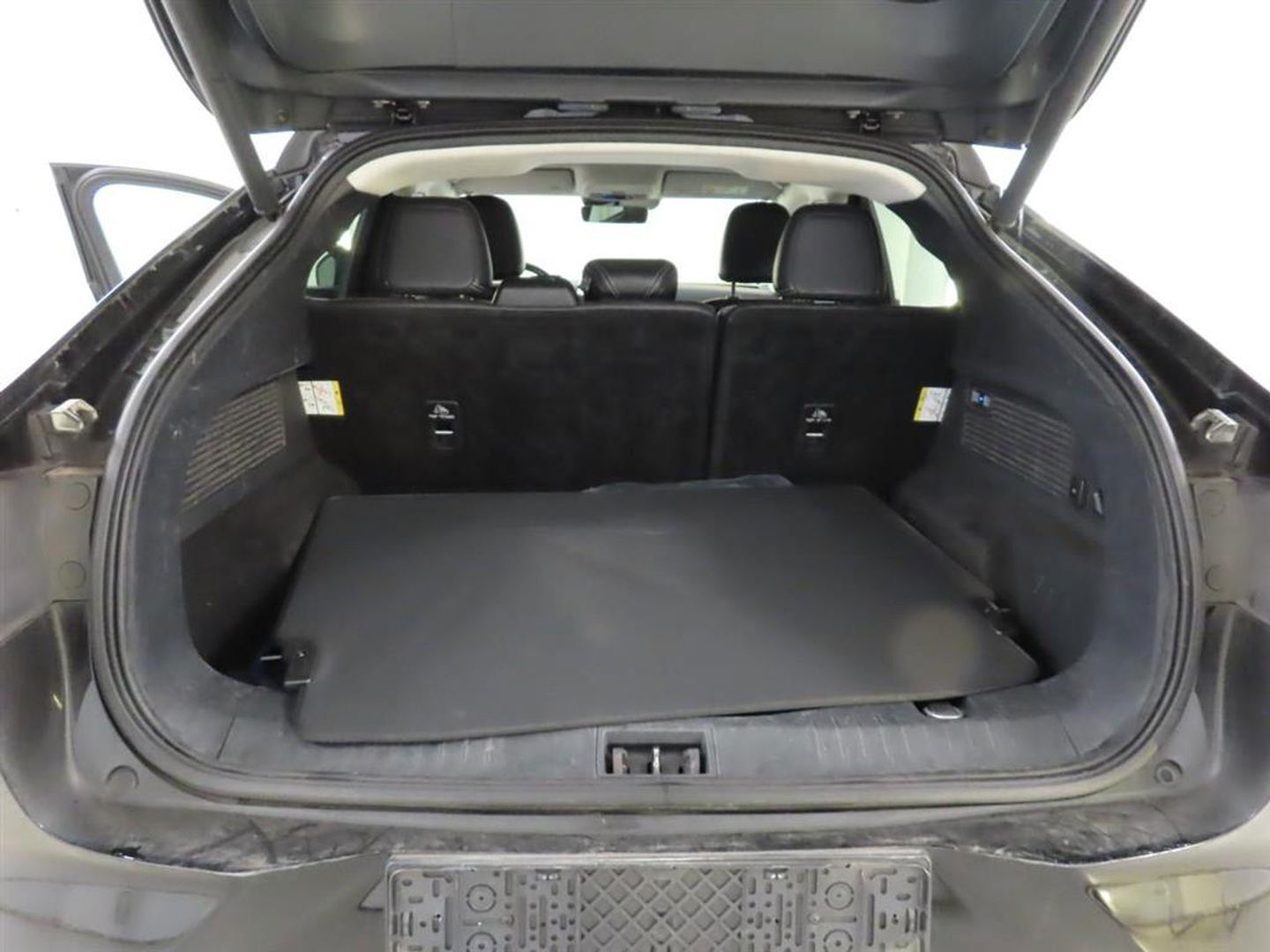 Ford Mustang Mach-E RWD 75 kWh [ 3-Fase ] {SOH-87%] (INCL.BTW) *LEATHER | FULL-LED | DAB | DIGI-COCKPIT | KEYLESS | NAVI-FULLMAP | CARPLAY | HEATED-COMFORTSEATS | TOPVIEW | ADAPTIVE-CRUISE | PRIVACY-GLASS | 18'' ALU*