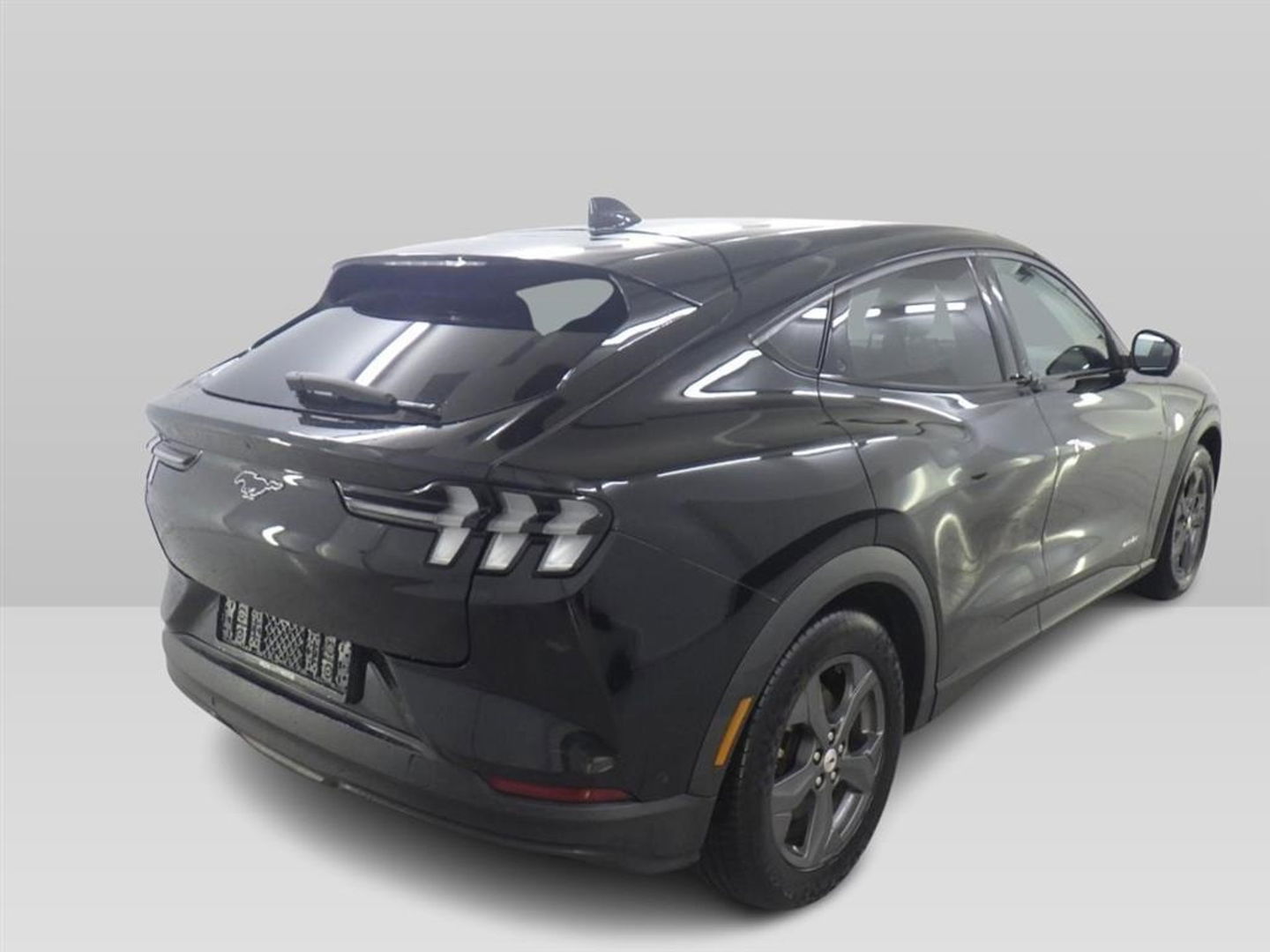 Ford Mustang Mach-E RWD 75 kWh [ 3-Fase ] {SOH-88%} (INCL.BTW) *LEATHER | FULL-LED | DAB | DIGI-COCKPIT | KEYLESS | NAVI-FULLMAP | CARPLAY | HEATED-COMFORTSEATS | TOPVIEW | ADAPTIVE-CRUISE | PRIVACY-GLASS | 18'' ALU*