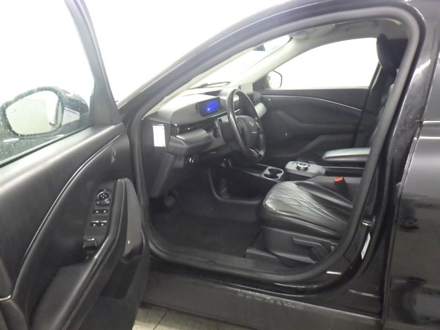 Ford Mustang Mach-E RWD 75 kWh [ 3-Fase ] {SOH-88%} (INCL.BTW) *LEATHER | FULL-LED | DAB | DIGI-COCKPIT | KEYLESS | NAVI-FULLMAP | CARPLAY | HEATED-COMFORTSEATS | TOPVIEW | ADAPTIVE-CRUISE | PRIVACY-GLASS | 18'' ALU*