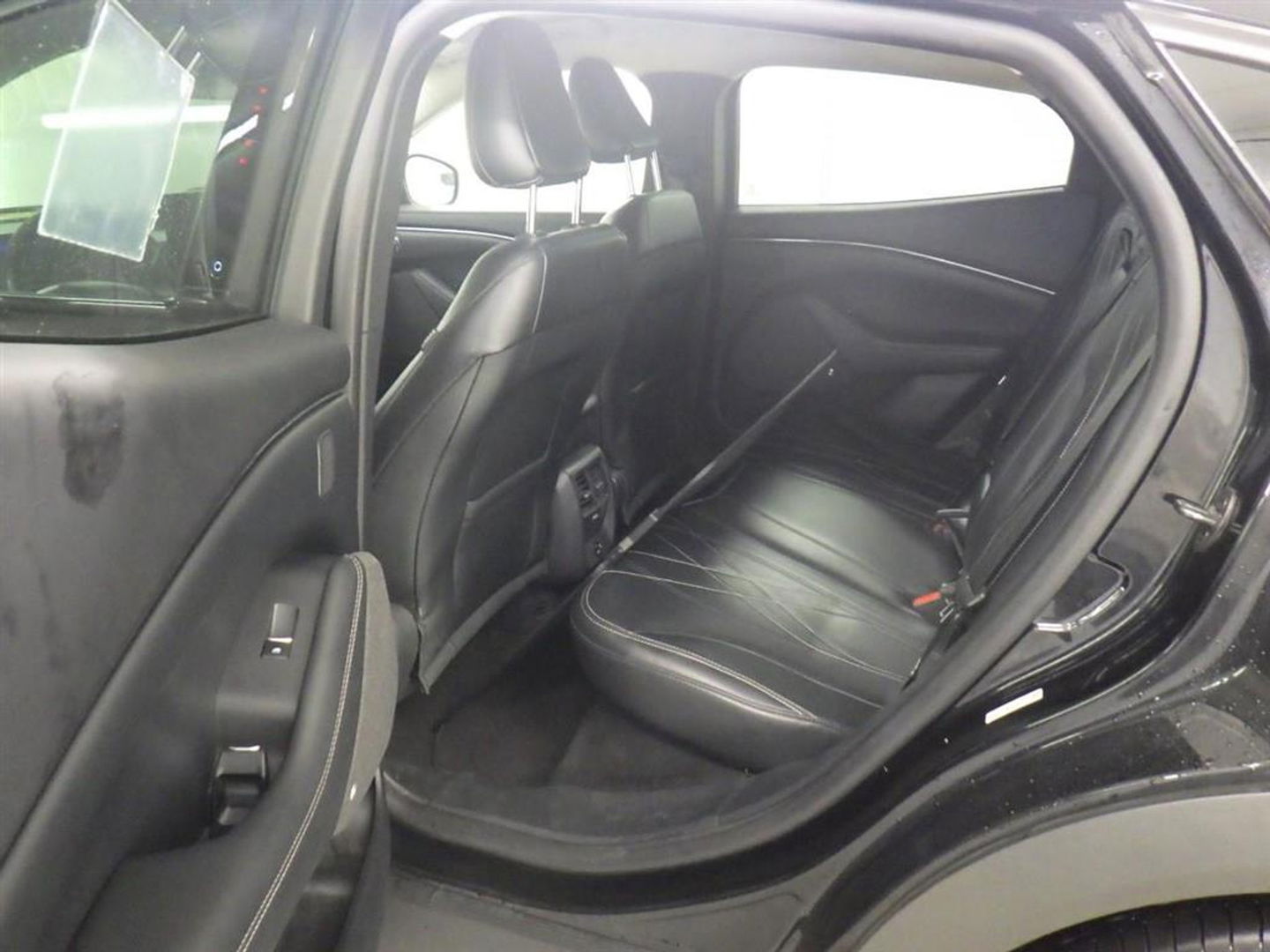 Ford Mustang Mach-E RWD 75 kWh [ 3-Fase ] {SOH-88%} (INCL.BTW) *LEATHER | FULL-LED | DAB | DIGI-COCKPIT | KEYLESS | NAVI-FULLMAP | CARPLAY | HEATED-COMFORTSEATS | TOPVIEW | ADAPTIVE-CRUISE | PRIVACY-GLASS | 18'' ALU*