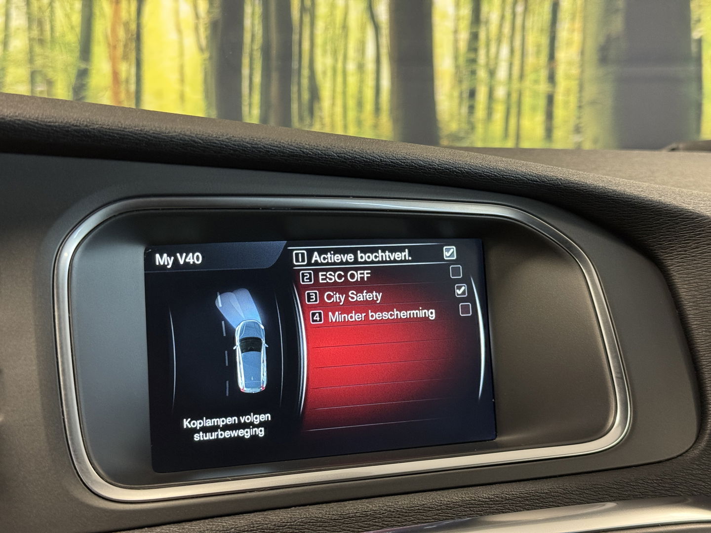 Volvo V40 1.6 T3 Ocean Race | 150 PK | Leder | Camera | Achterbankverwarming | Navigatie | Stoelverwarming | 17" Lichtmetaal | Airconditioning | Xenon | Isofix | LED | Parkeersensoren |