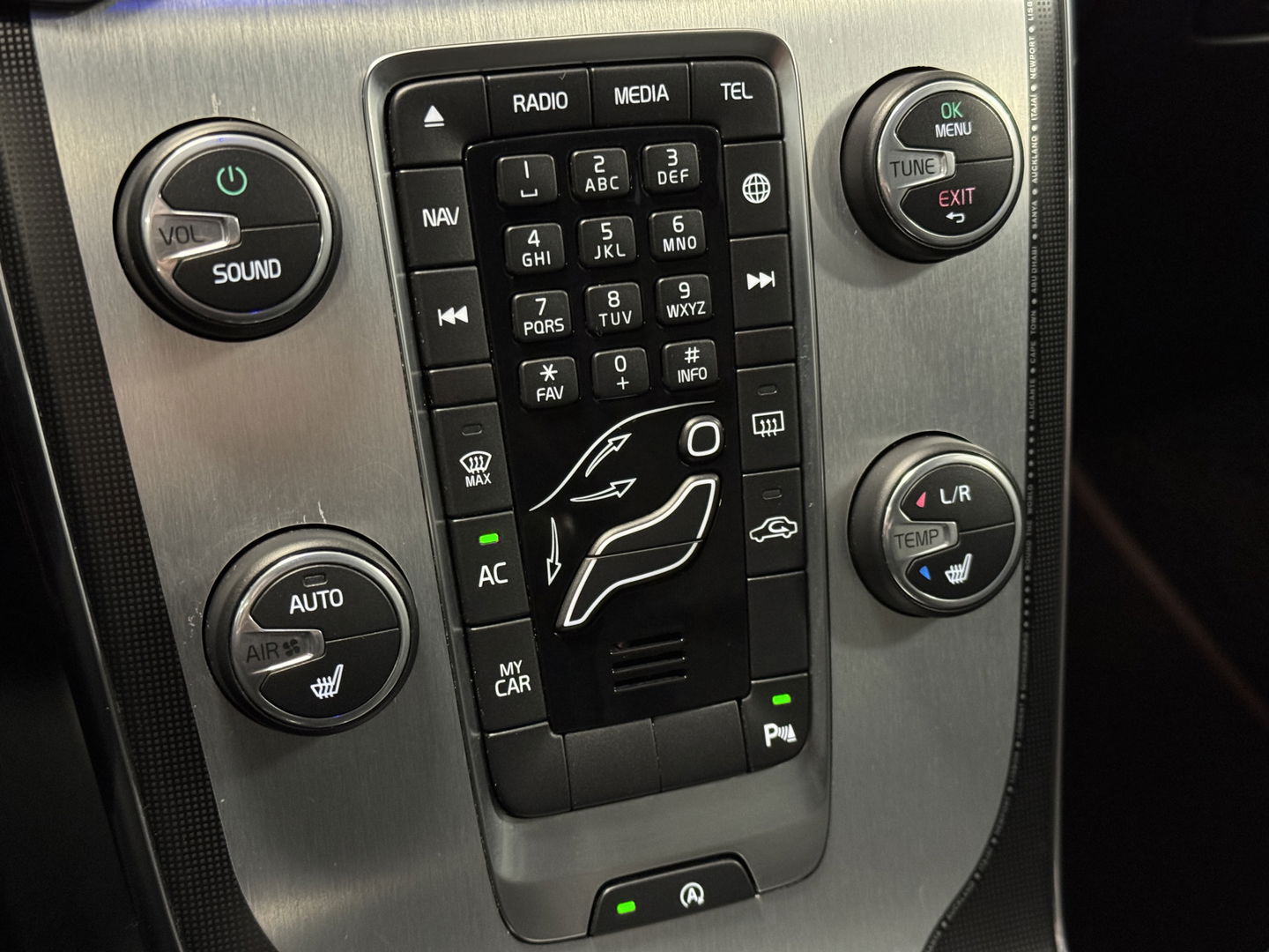 Volvo V40 1.6 T3 Ocean Race | 150 PK | Leder | Camera | Achterbankverwarming | Navigatie | Stoelverwarming | 17" Lichtmetaal | Airconditioning | Xenon | Isofix | LED | Parkeersensoren |